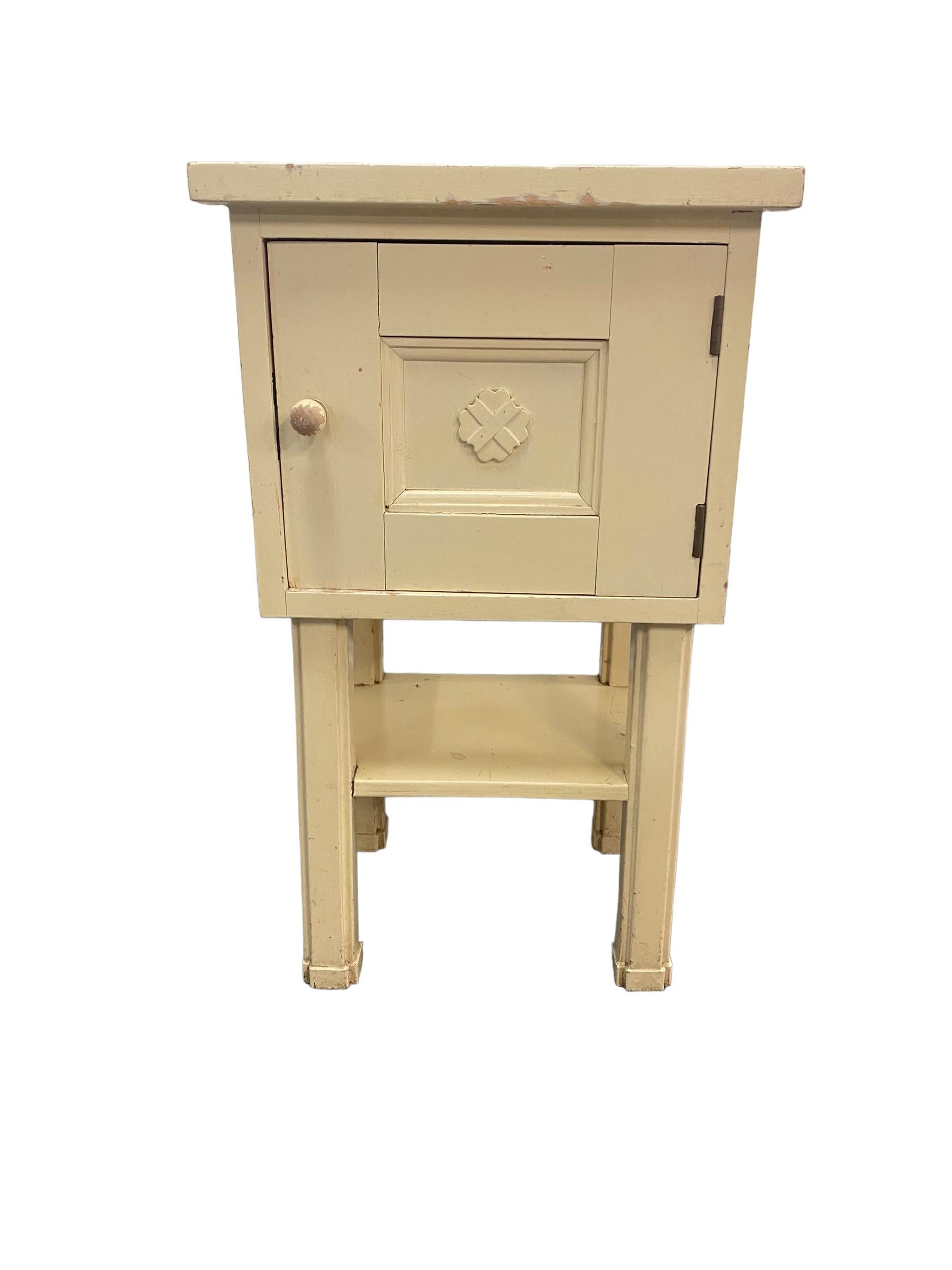 An early 20th century Finnish cupboard designed by Eliel Saarinen for the Munkkiniemi Pensioners building in 1918. The cupboard is in it's original painted colour wood with a nice patina. 

Eliel Saarinen (1873-1950) was an internationally renowned