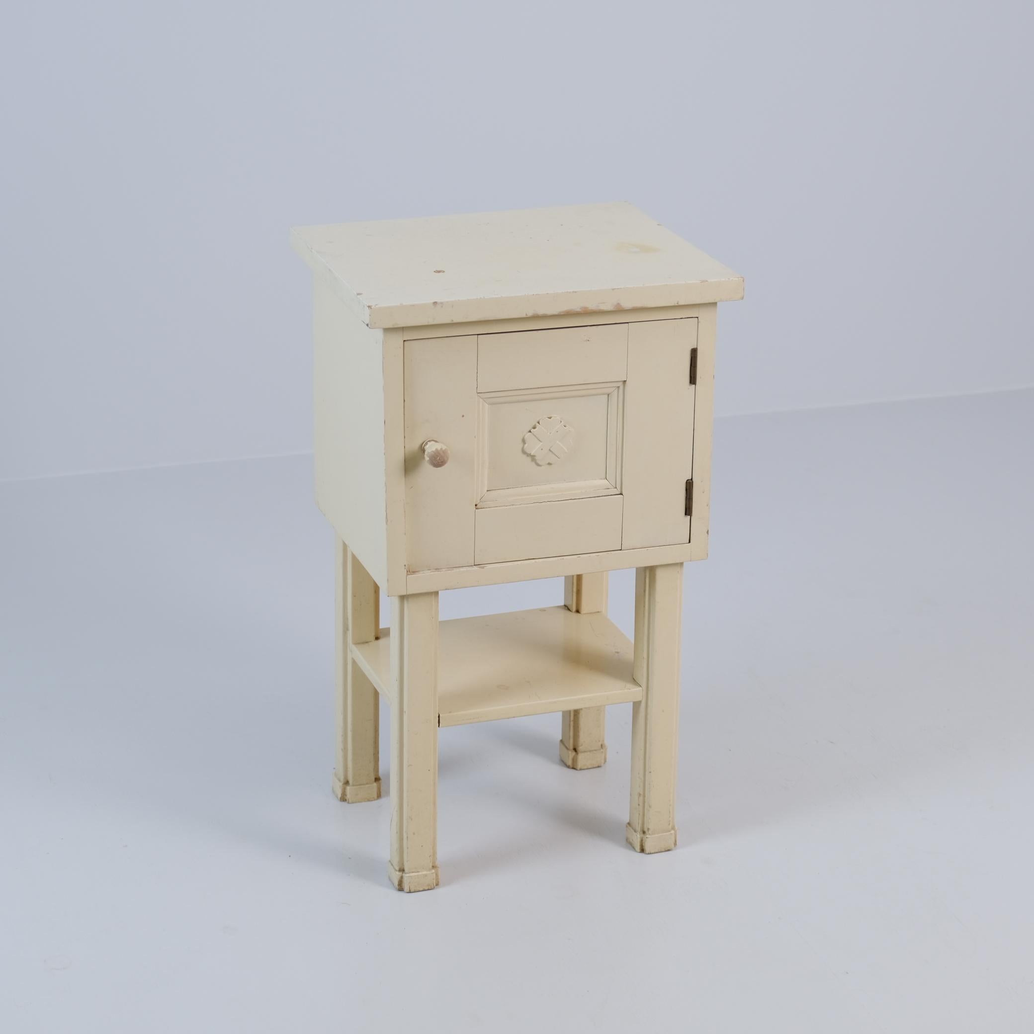 Un armadio finlandese dei primi del Novecento progettato da Eliel Saarinen per l'edificio dei pensionati di Munkkiniemi nel 1918. La credenza è nel suo colore originale di legno verniciato con una bella patina. 

Eliel Saarinen (1873-1950) è stato