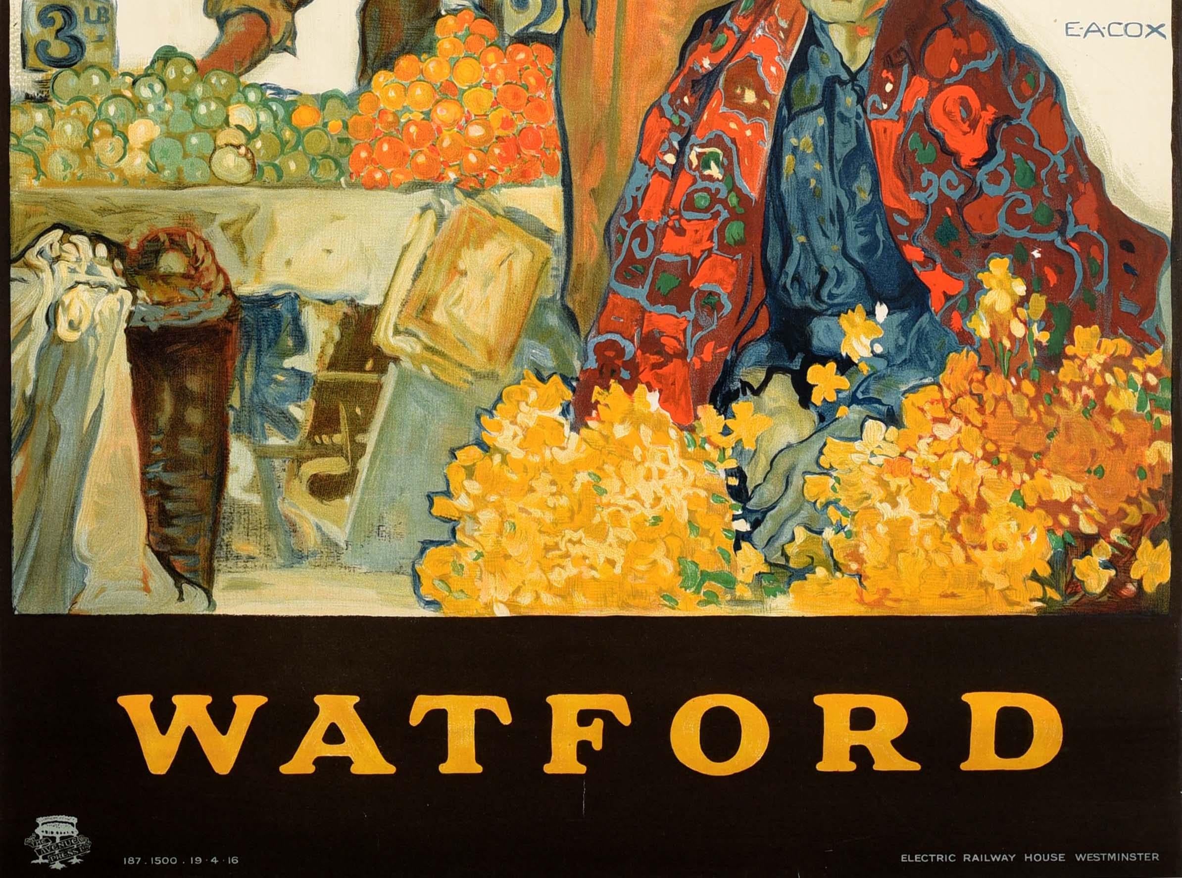 Poster di viaggio originale d'epoca per Watford con una grande illustrazione di venditori al mercato del pittore e grafico britannico Elijah Albert Cox (1876-1955) che raffigura un uomo in piedi tra un fruttivendolo dietro il suo banco di frutta e