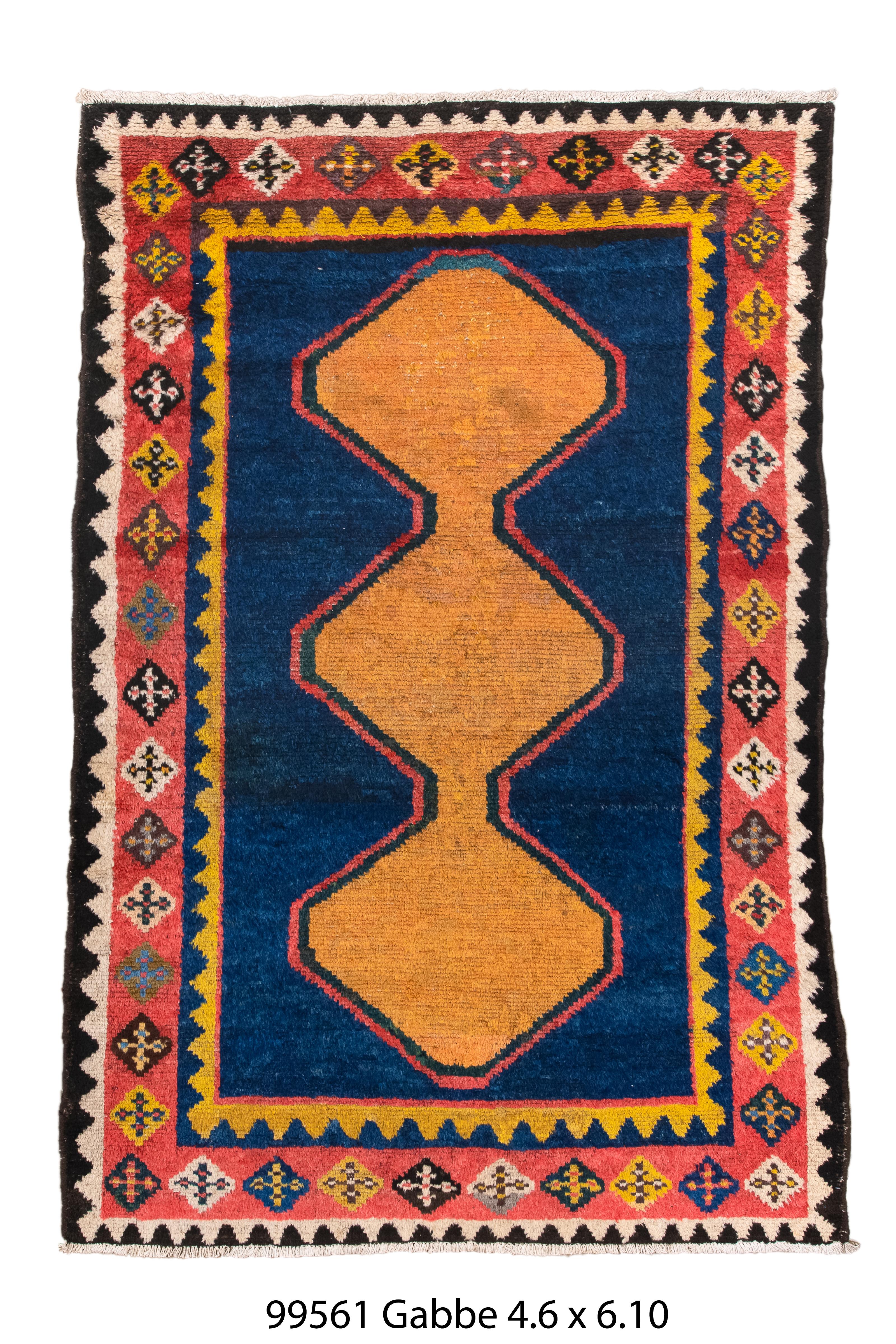 Nel 1930 è emerso un tappeto Bakhtiari Khersak di 4'6X6'6, ornato con tonalità Deep Navy e Desert Rose in un disegno a campo aperto. I tappeti Khersak, noti per la loro consistenza ispida e felpata, derivano il loro nome dal termine farsi 