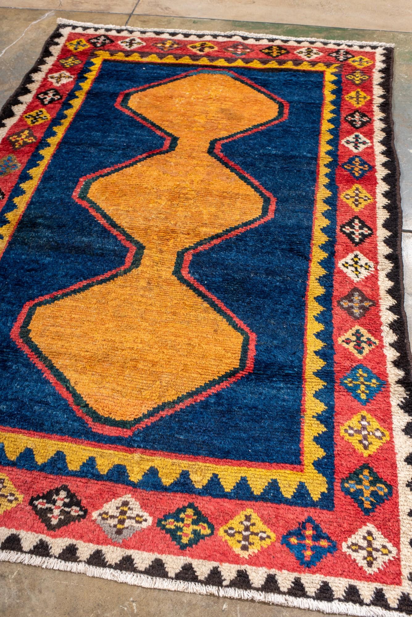 Persiano Baktiary antico con campo aperto in stile deep navy in vendita