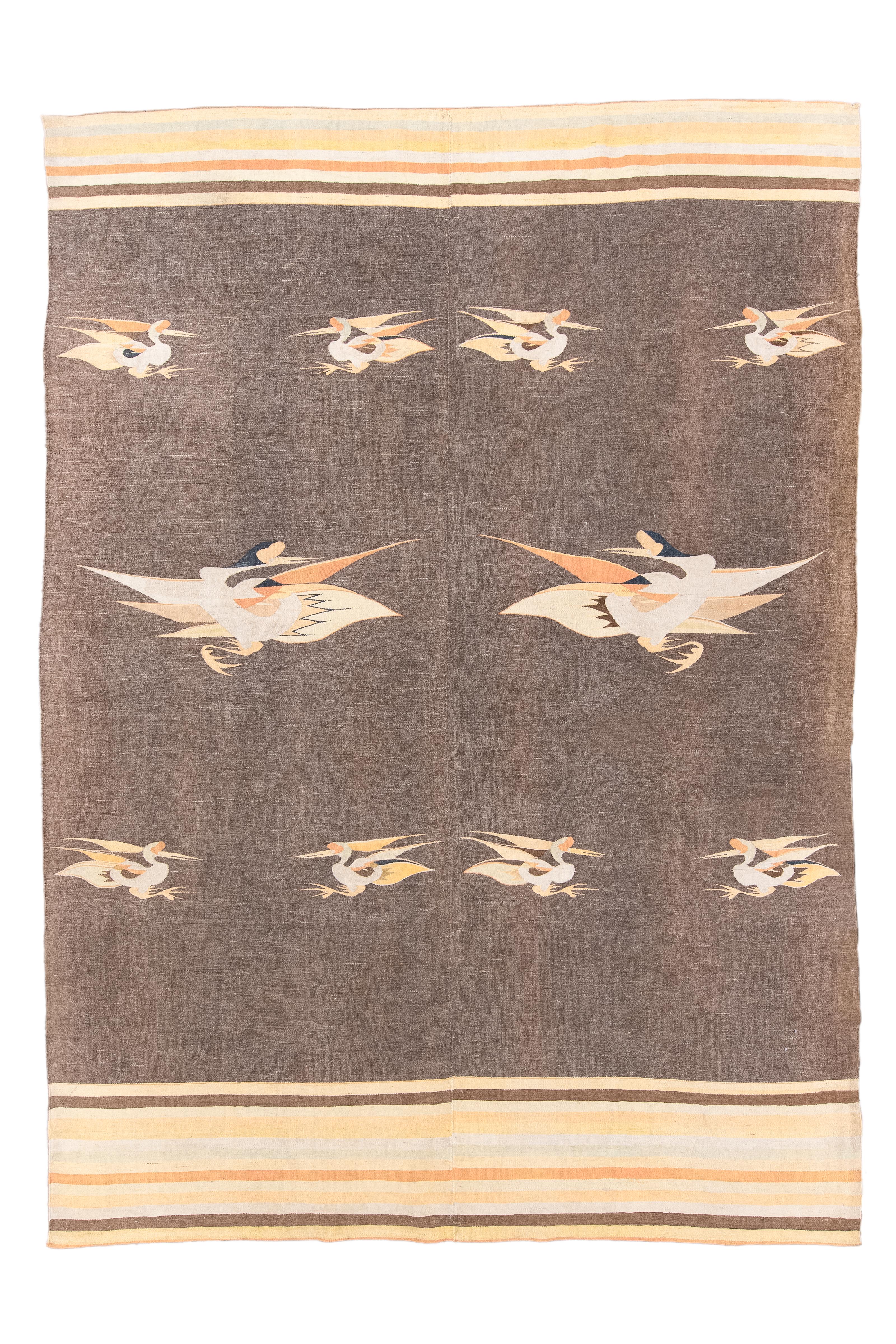 Transpórtate a la elegancia de Oriente con esta alfombra rectangular tejida en 1920, con un cautivador diseño de grullas. Con tonos de marrón cacao y amarillo brillante, encarna la rica tradición de las alfombras orientales, posiblemente de origen