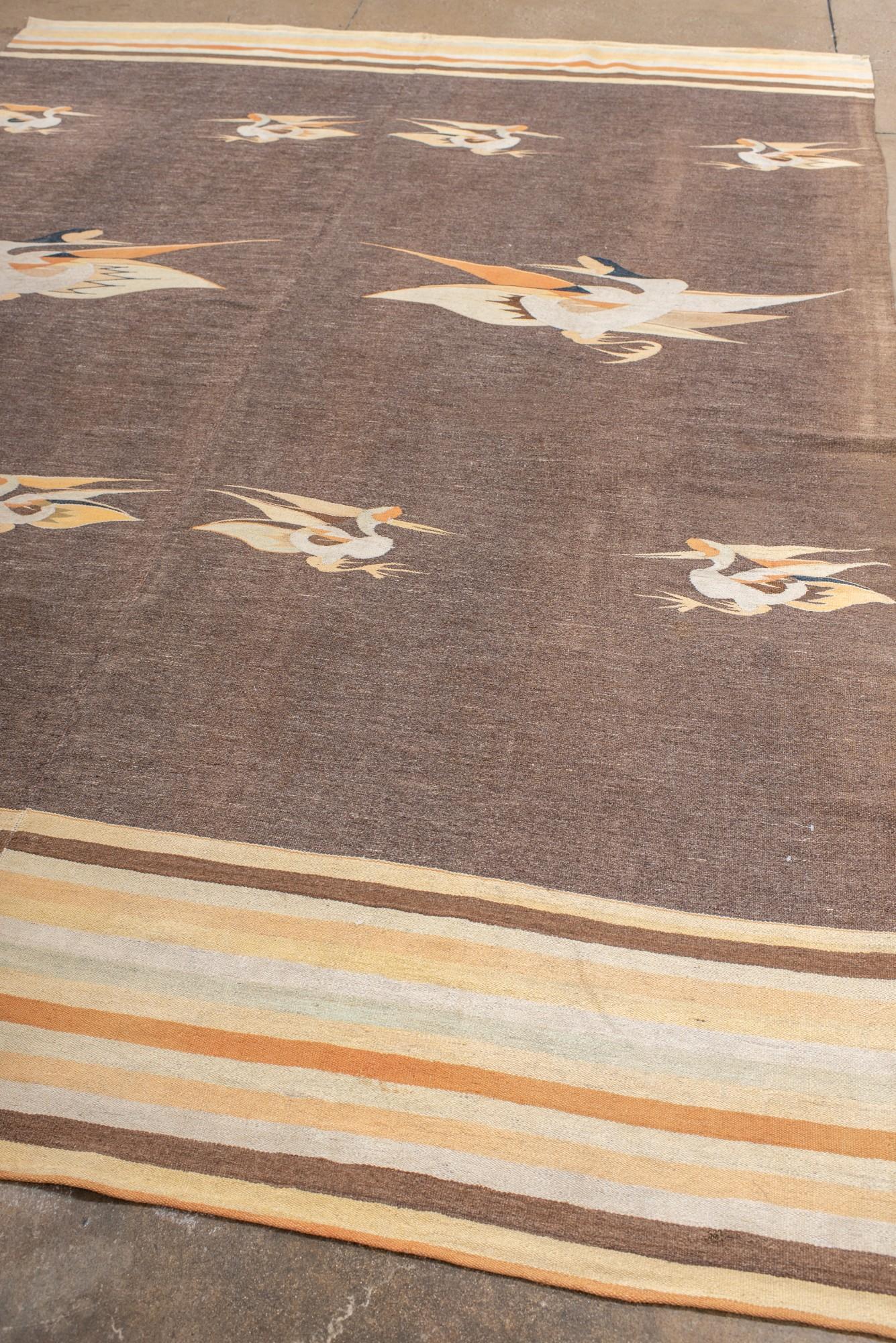 Alfombra china antigua con cautivador diseño de grulla Chino en venta