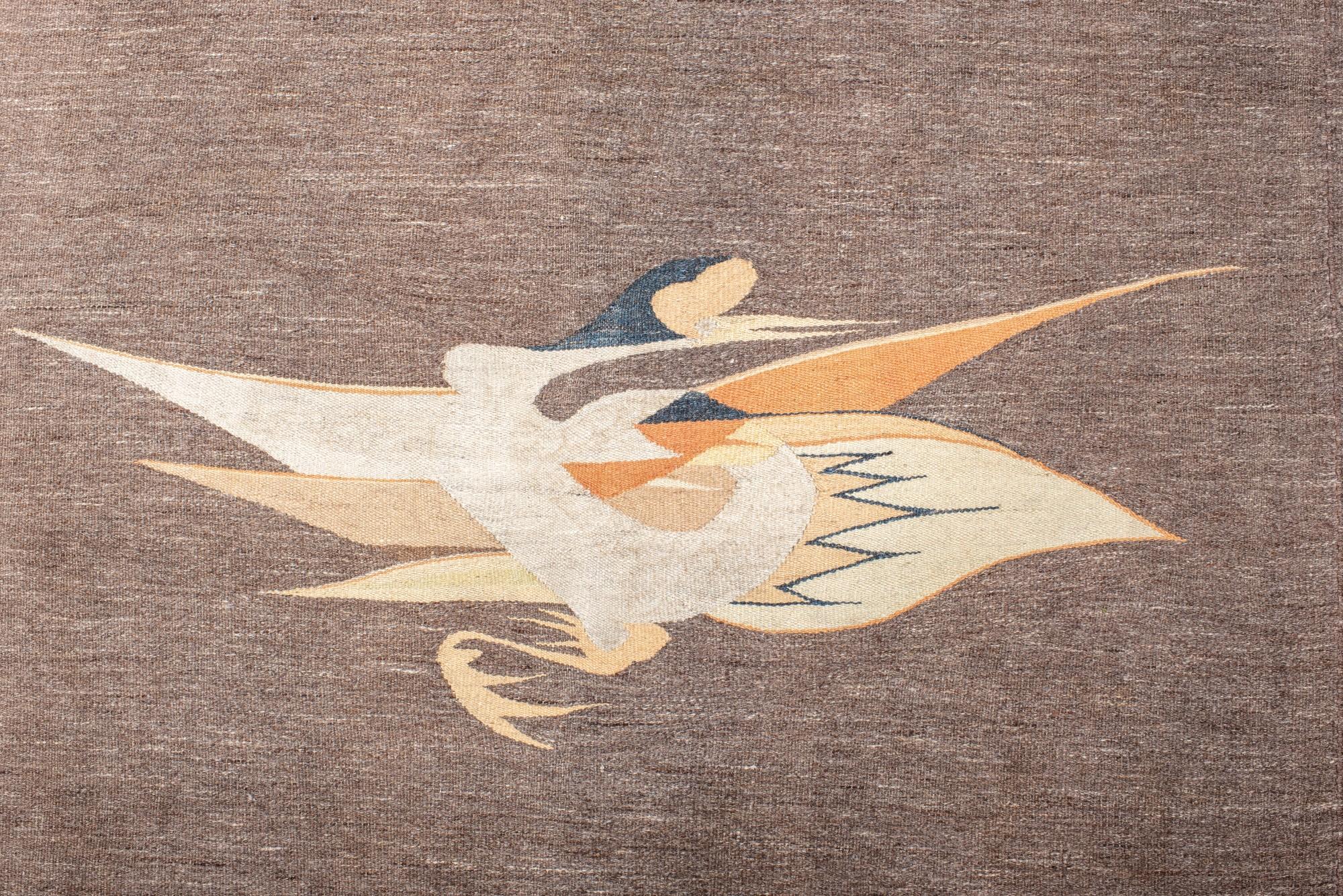 Alfombra china antigua con cautivador diseño de grulla en Bueno estado para la venta en New York, NY