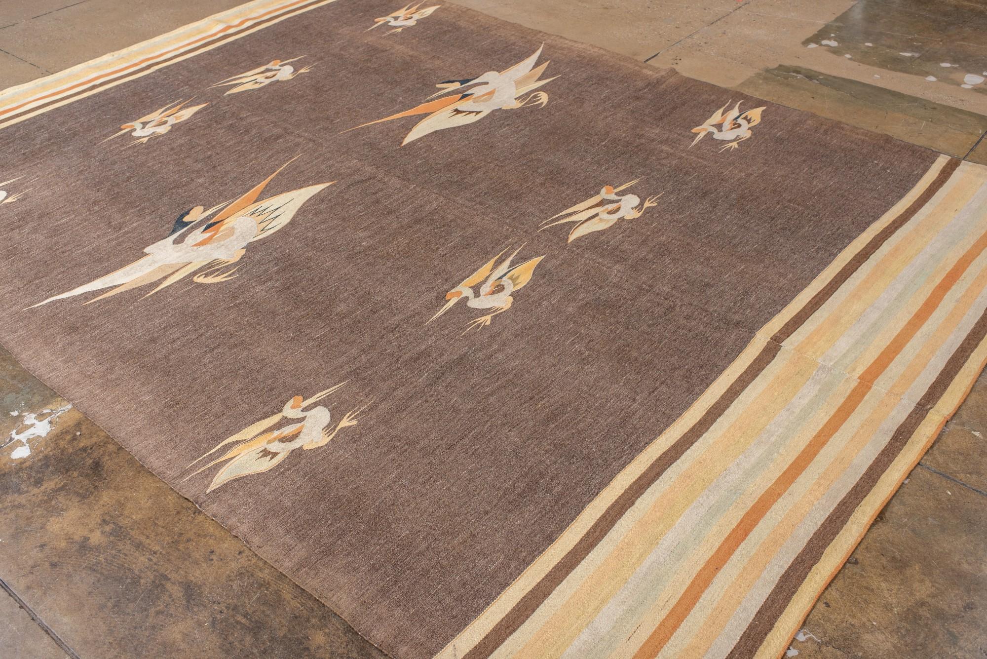 Alfombra china antigua con cautivador diseño de grulla en venta 1