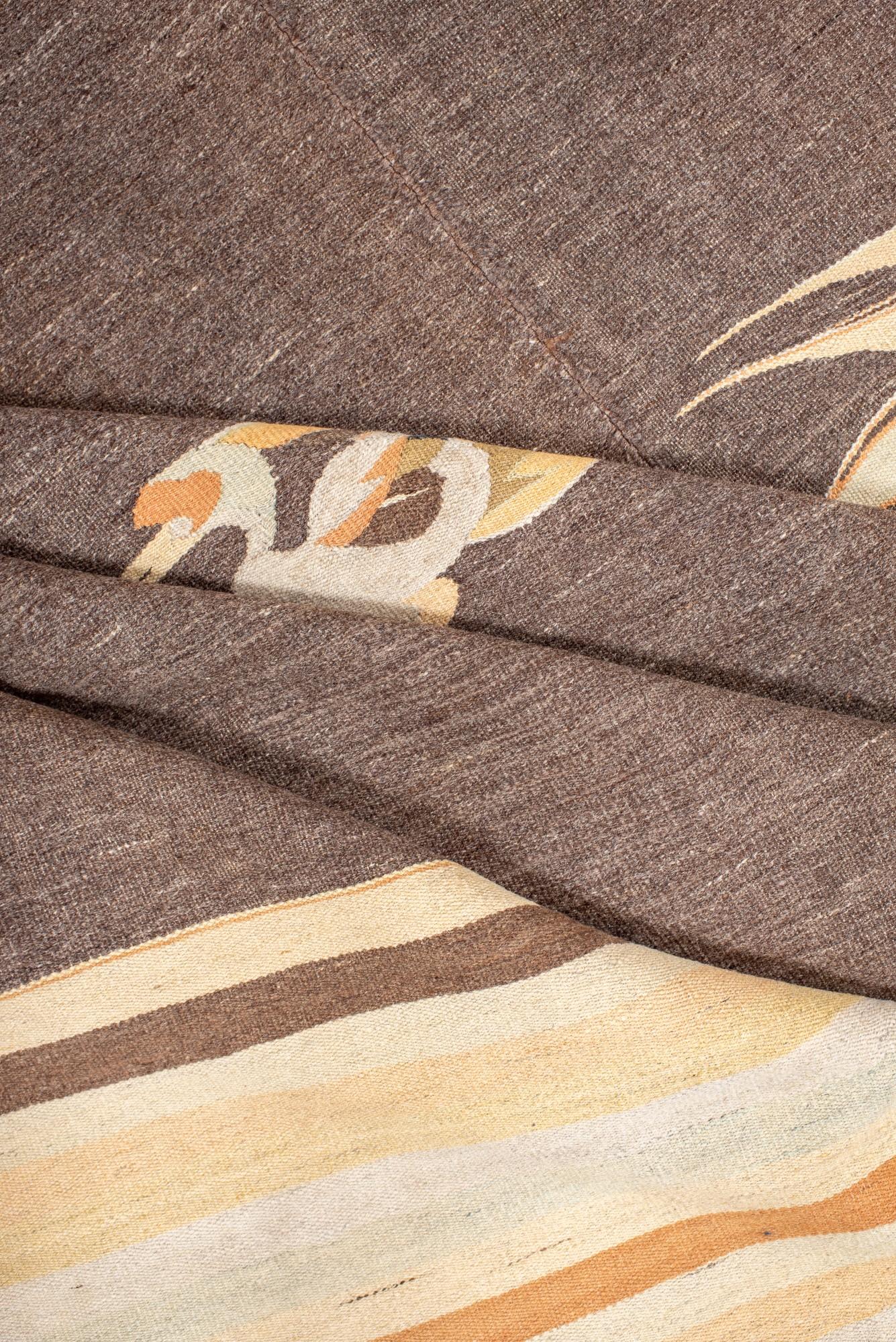 Alfombra china antigua con cautivador diseño de grulla en venta 2