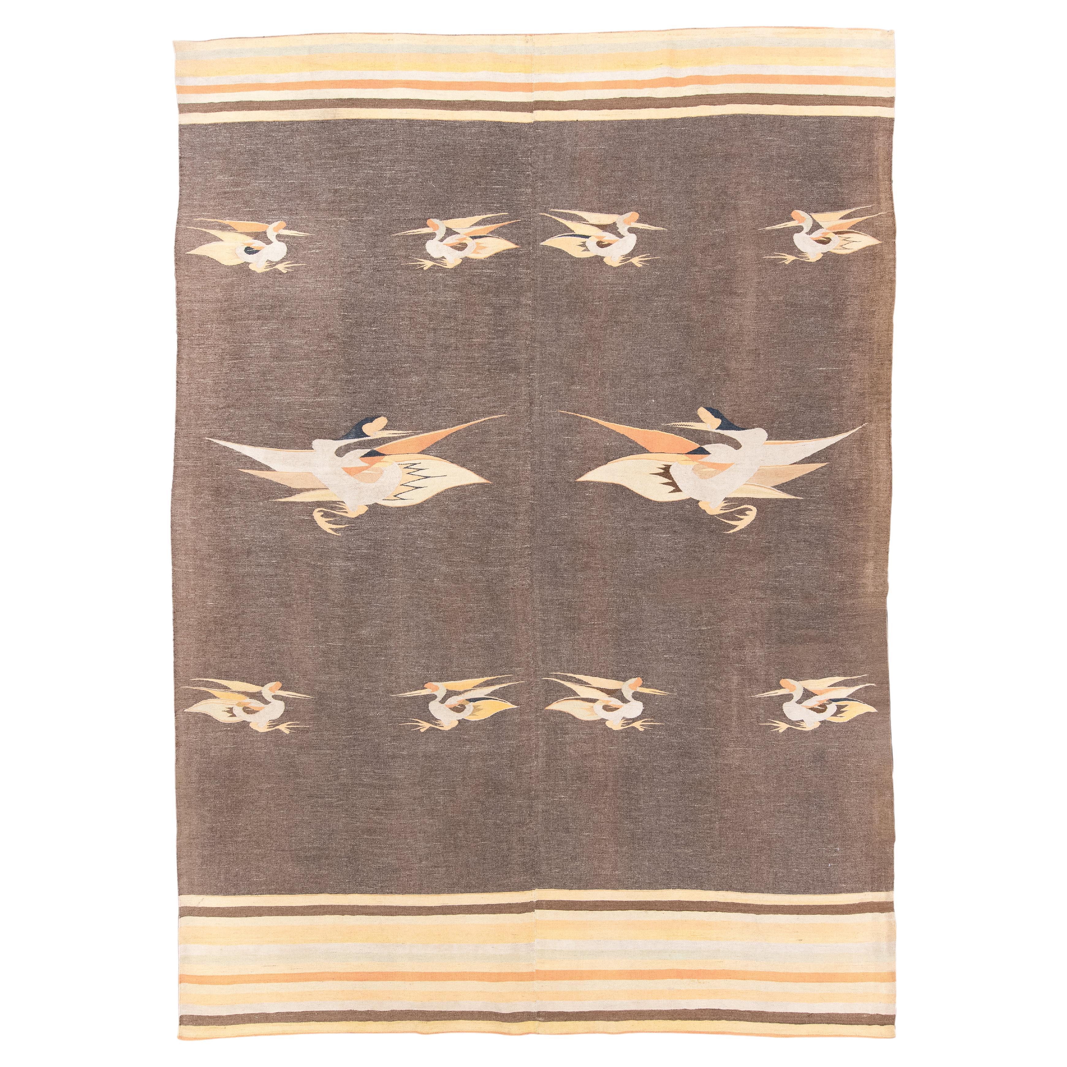 Alfombra china antigua con cautivador diseño de grulla en venta