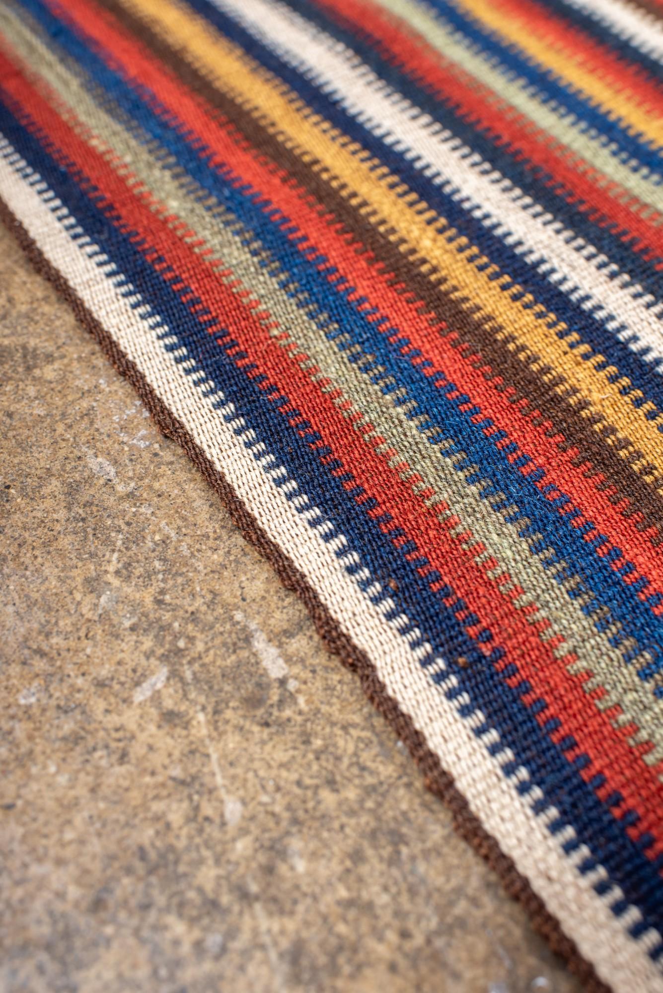 Antiker gestreifter Kelim-Teppich mit lebhaften Farben, antik (Wolle) im Angebot