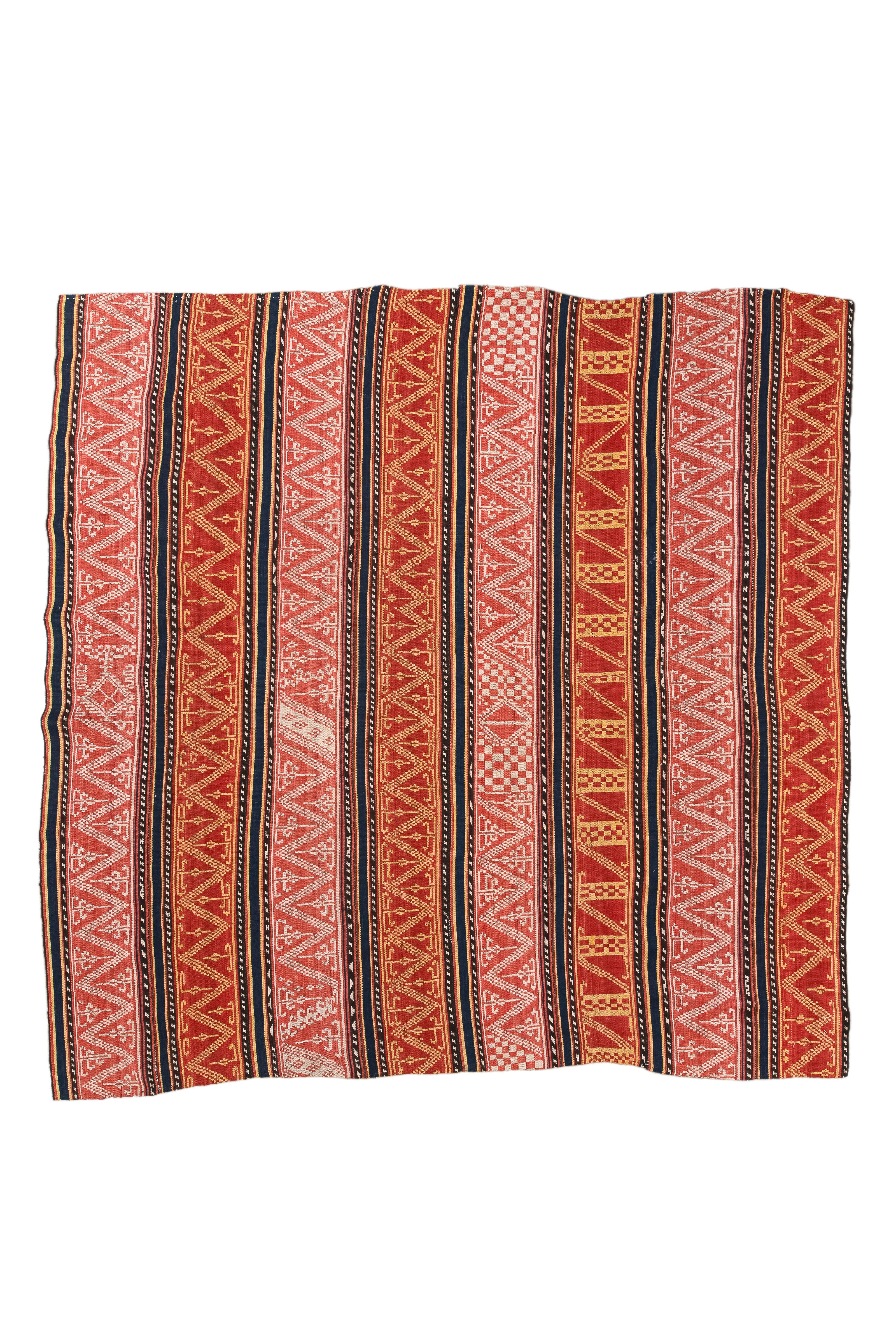 Dieser Aserbaidschan-Teppich aus dem Jahr 1910, der aus der reichen Tradition der persischen Teppichweberei in der weitläufigen Region Aserbaidschan im Iran stammt, besticht durch seine Mischung aus mittelalterlichen Blau- und mittleren Rosatönen,