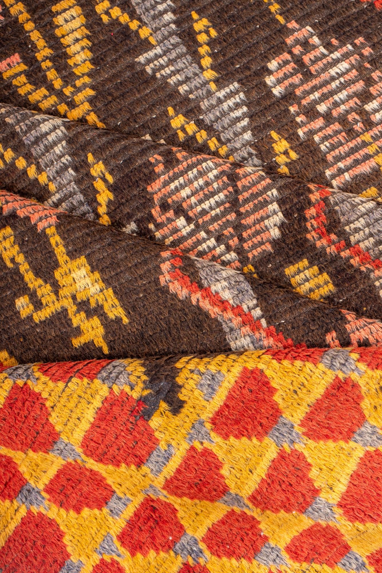 Antique Swedish Rug with a Floral Motif In Good Condition For Sale In New York, NY
