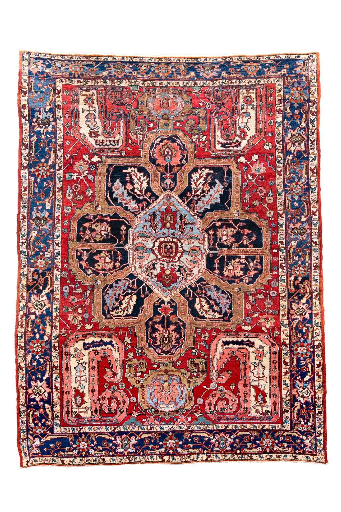 Les tapis Heriz sont originaires de Heris, en Azerbaïdjan oriental, dans le nord-ouest de l'Iran, réputé pour son artisanat persan. Ces anciens tapis orientaux présentent souvent un médaillon géométrique lobé avec des pendentifs, reflétant une