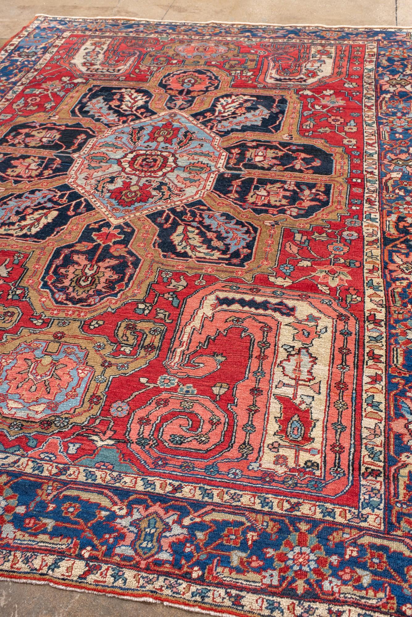 Perse Classic Antique Heriz avec un médaillon lobé en vente