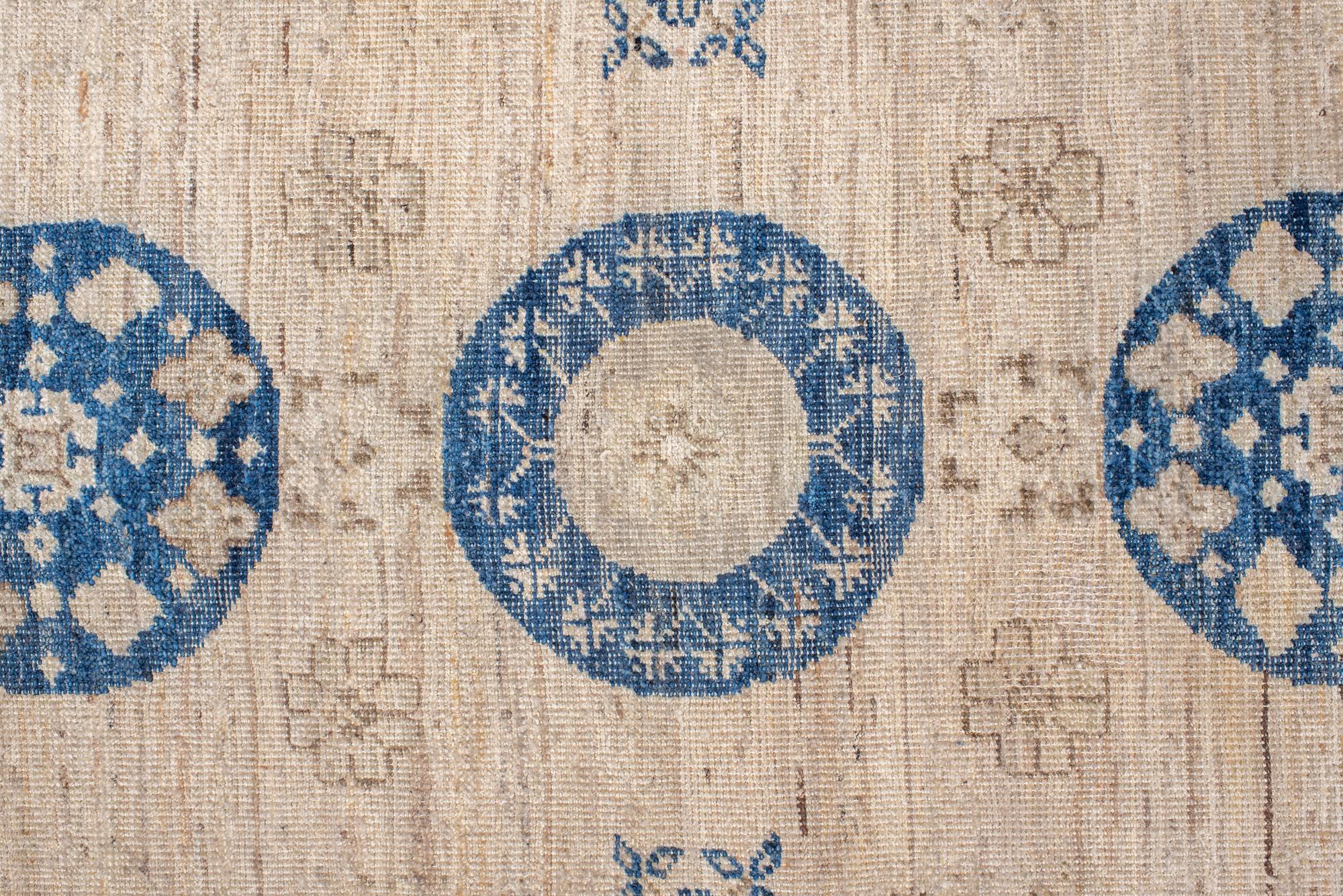 Neuer Khotan-Teppich mit drei Medaillons (Indisch) im Angebot