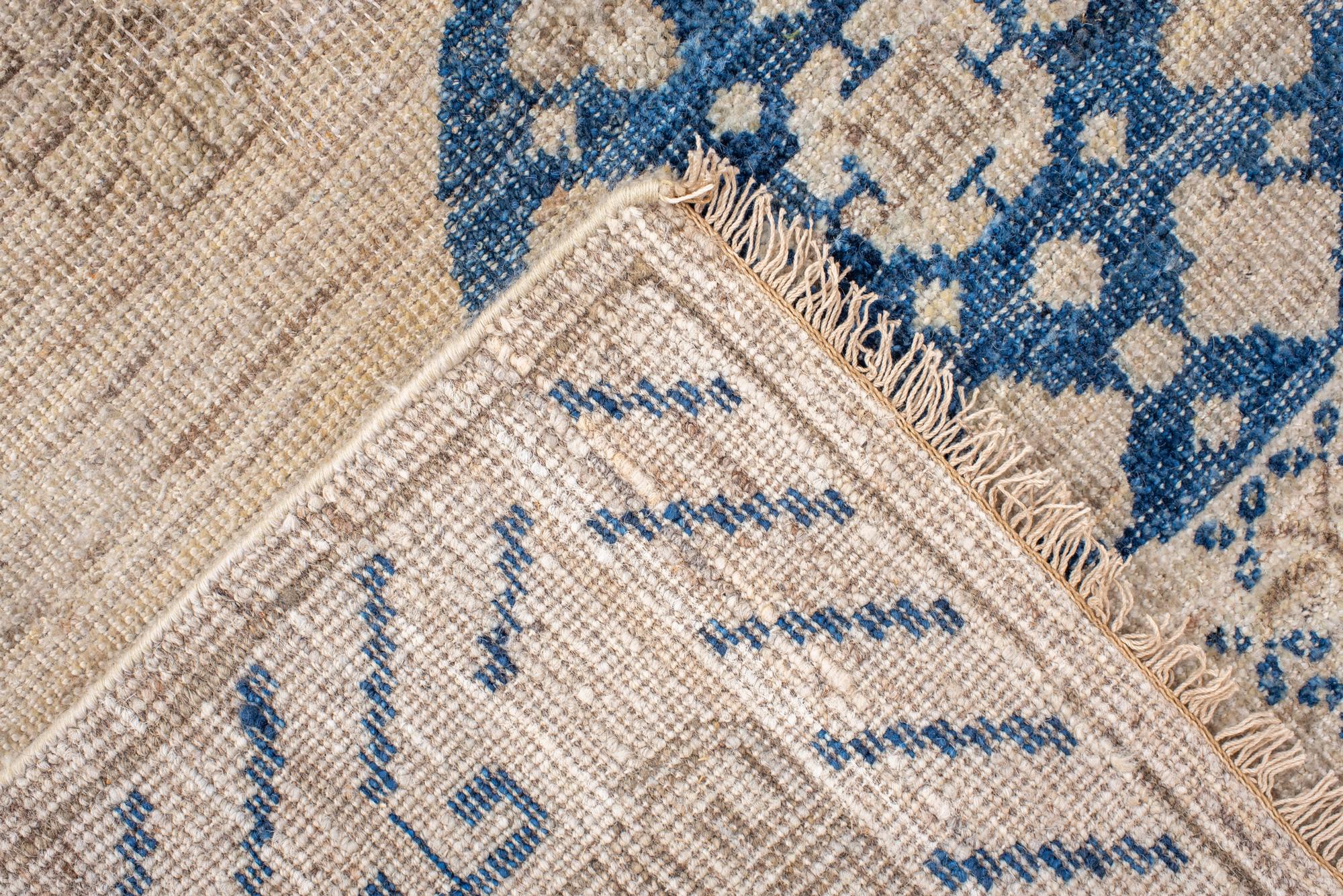 Neuer Khotan-Teppich mit drei Medaillons im Zustand „Neu“ im Angebot in New York, NY