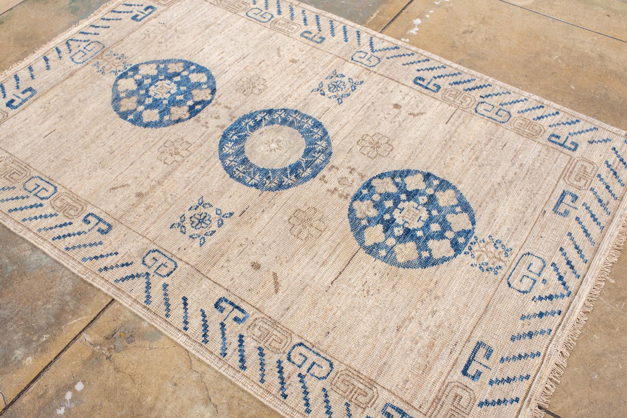 Neuer Khotan-Teppich mit drei Medaillons (Wolle) im Angebot