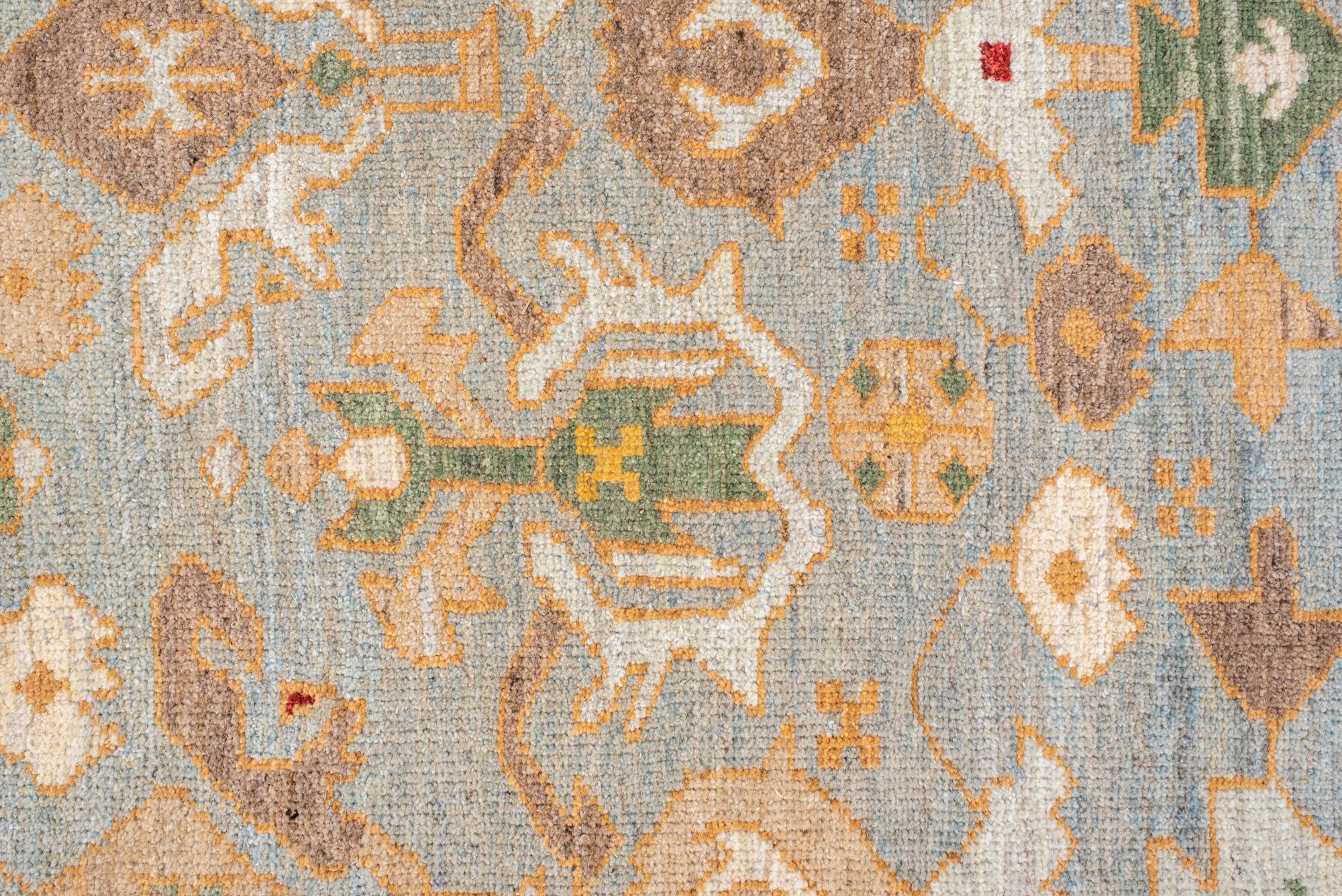 Neuer und moderner Sultanabad-Teppich mit Palmettenmuster (Persisch) im Angebot