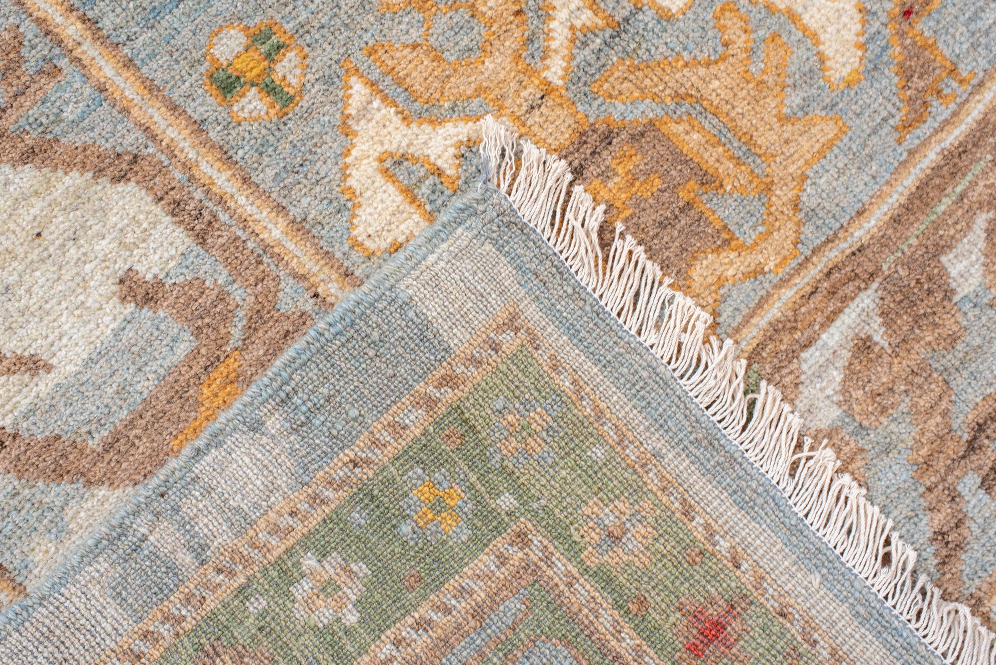 Neuer und moderner Sultanabad-Teppich mit Palmettenmuster im Zustand „Hervorragend“ im Angebot in New York, NY