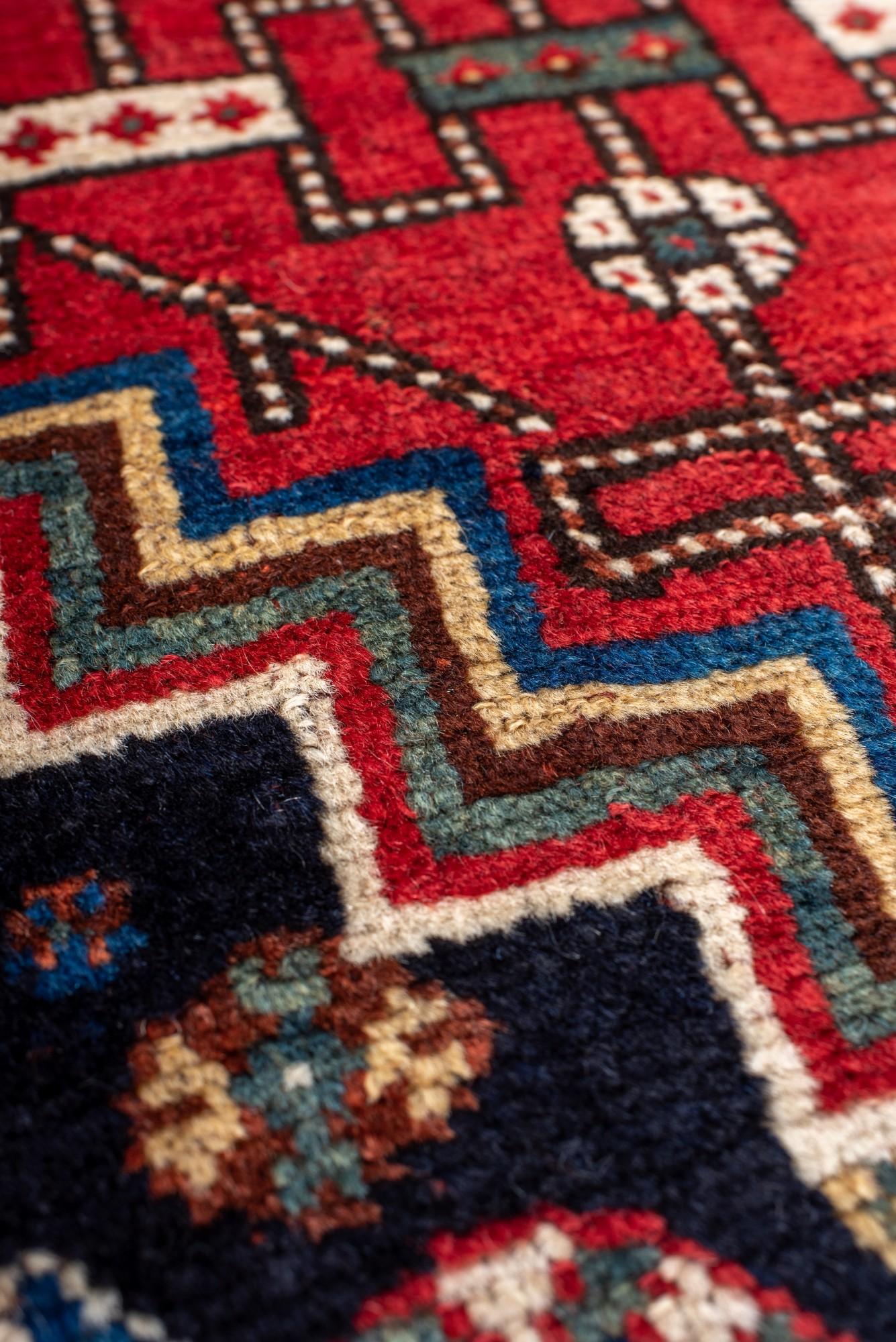Antiker Shiraz-Teppich mit geometrischen Mustern im Zustand „Gut“ im Angebot in New York, NY