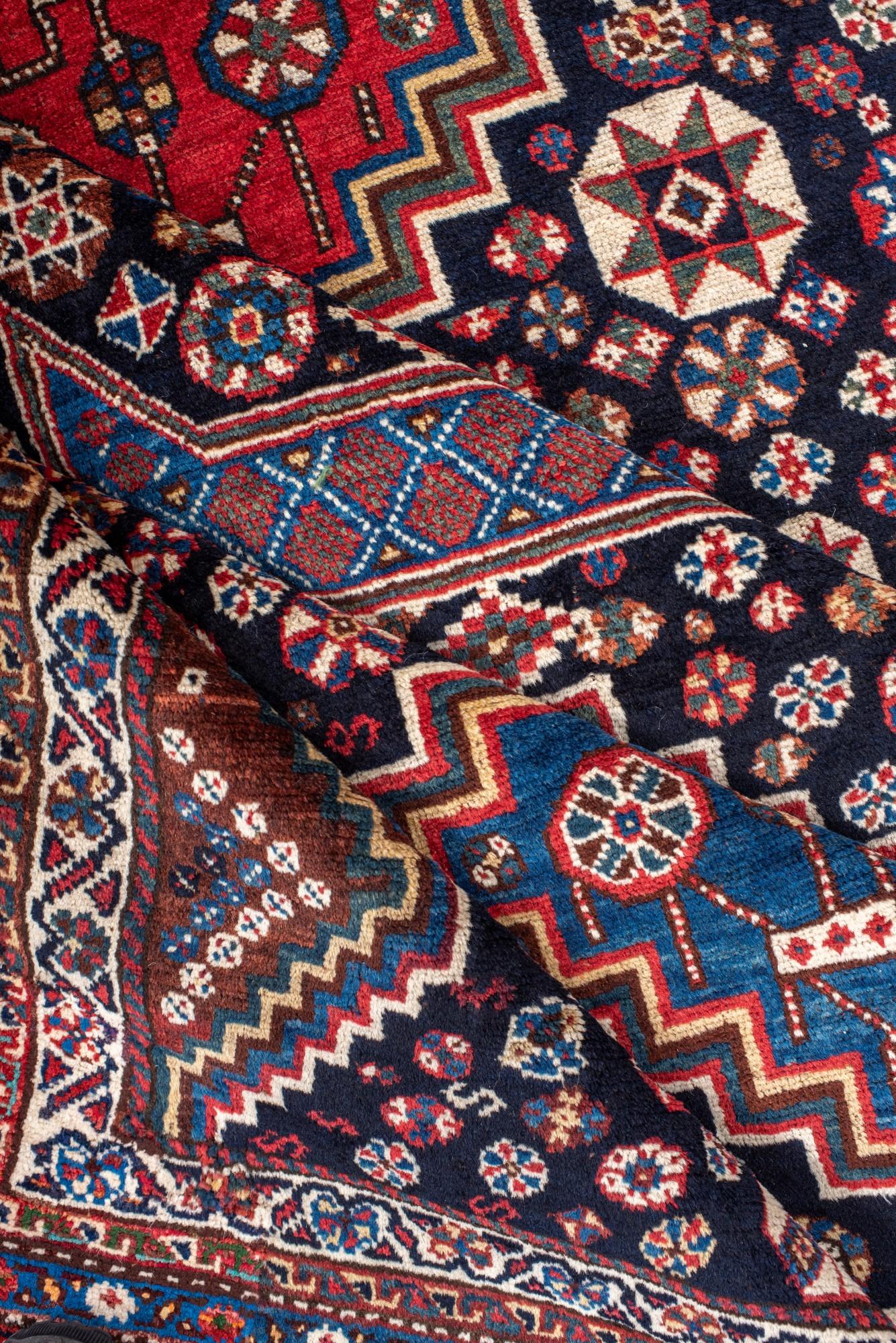 Antiker Shiraz-Teppich mit geometrischen Mustern im Angebot 1