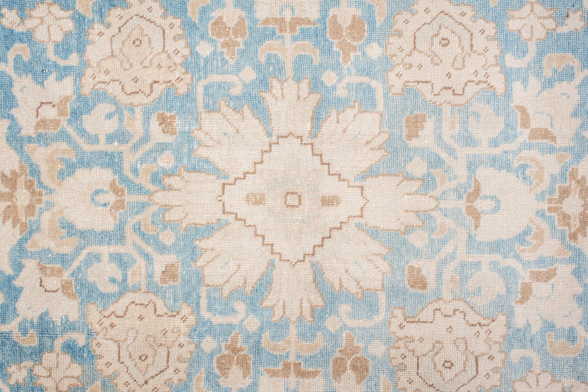Kleiner Täbris-Teppich im Vintage-Stil mit zentralem Medaillon (Persisch) im Angebot