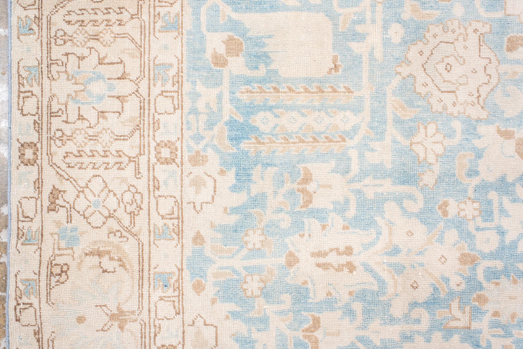 Kleiner Täbris-Teppich im Vintage-Stil mit zentralem Medaillon (Handgeknüpft) im Angebot