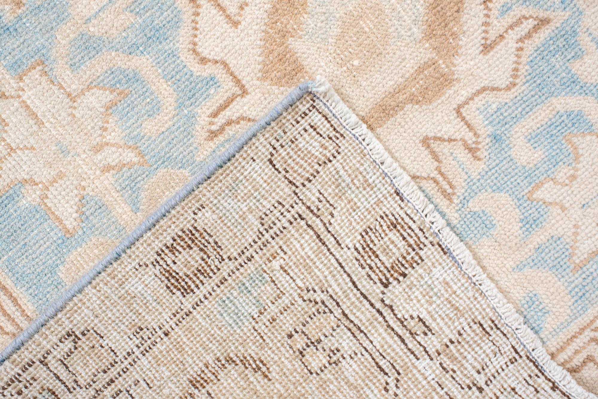 Kleiner Täbris-Teppich im Vintage-Stil mit zentralem Medaillon im Zustand „Gut“ im Angebot in New York, NY