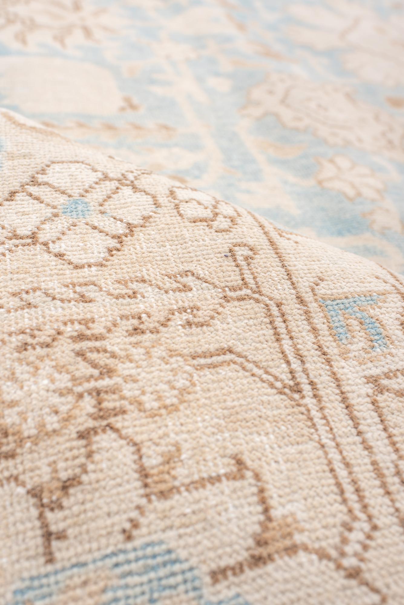 Kleiner Täbris-Teppich im Vintage-Stil mit zentralem Medaillon (20. Jahrhundert) im Angebot