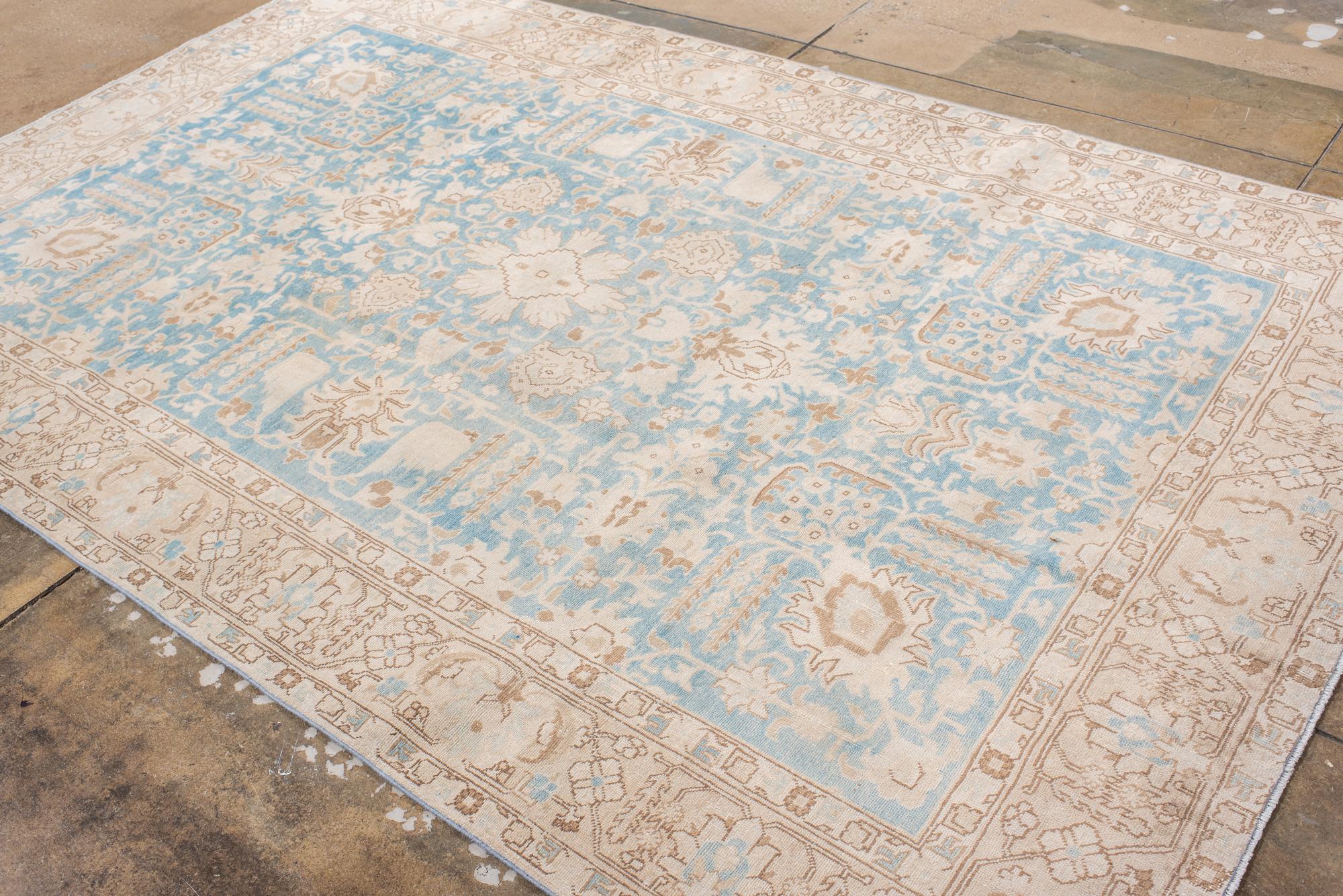 Kleiner Täbris-Teppich im Vintage-Stil mit zentralem Medaillon (Wolle) im Angebot