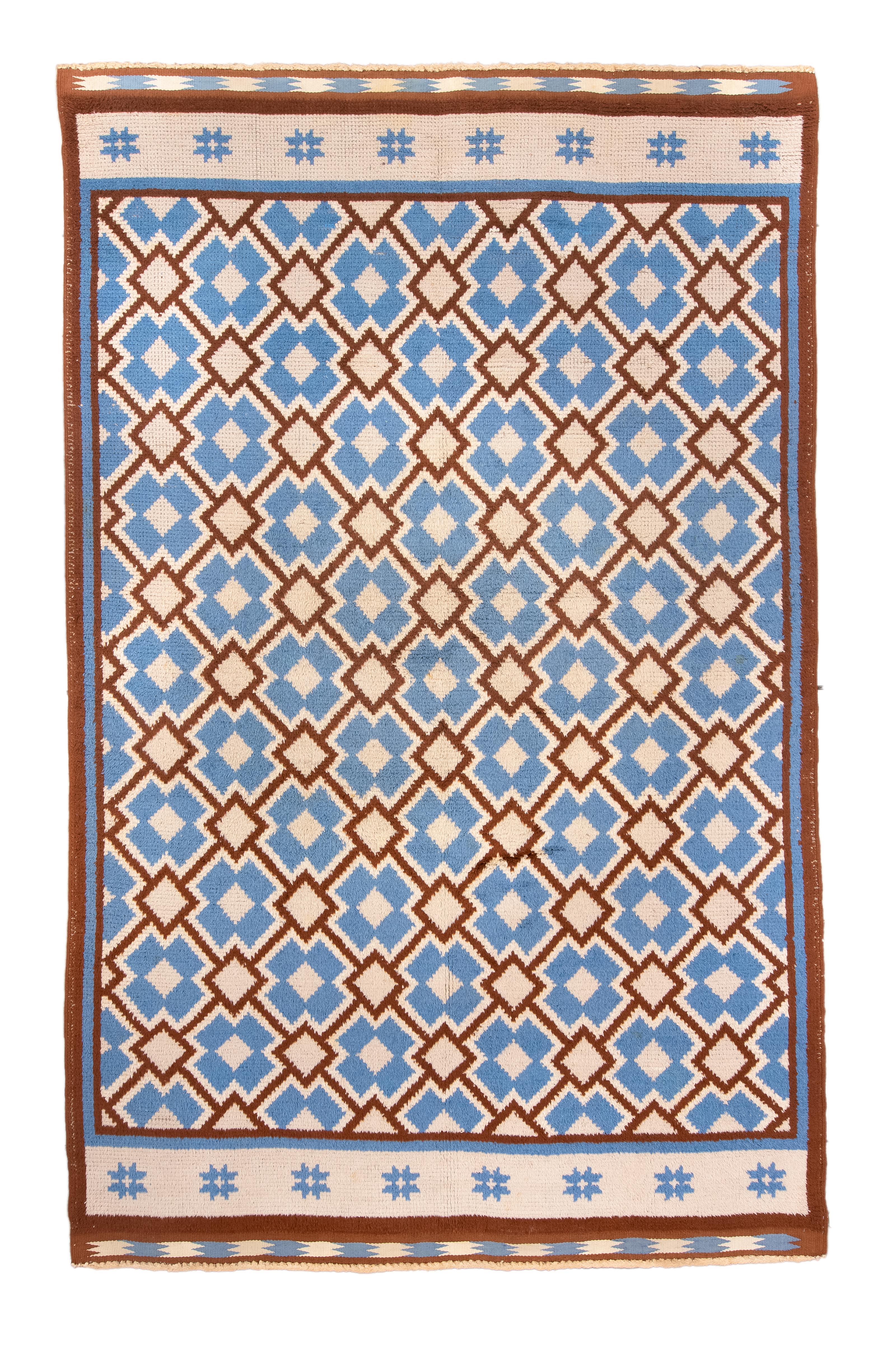 Questo tappeto d'ispirazione europea del 1940, che misura 1 metro e 80, presenta un'armoniosa miscela di toni Capri e Terracotta che gli conferiscono un'atmosfera calda e invitante. Con un disegno geometrico, questo tappeto incarna l'eredità