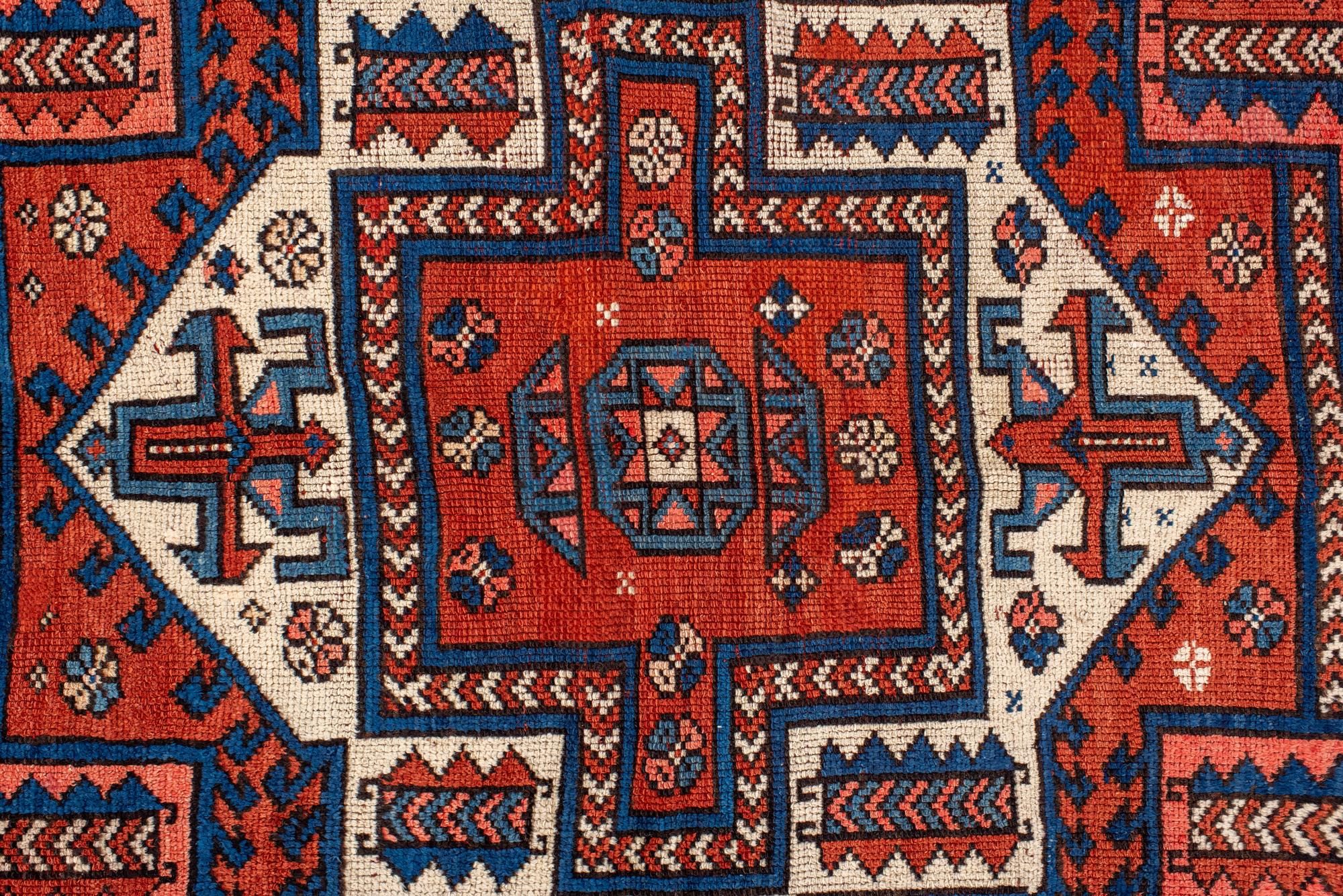 Turco Tappeto vintage Bergama con medaglione ecrù in vendita
