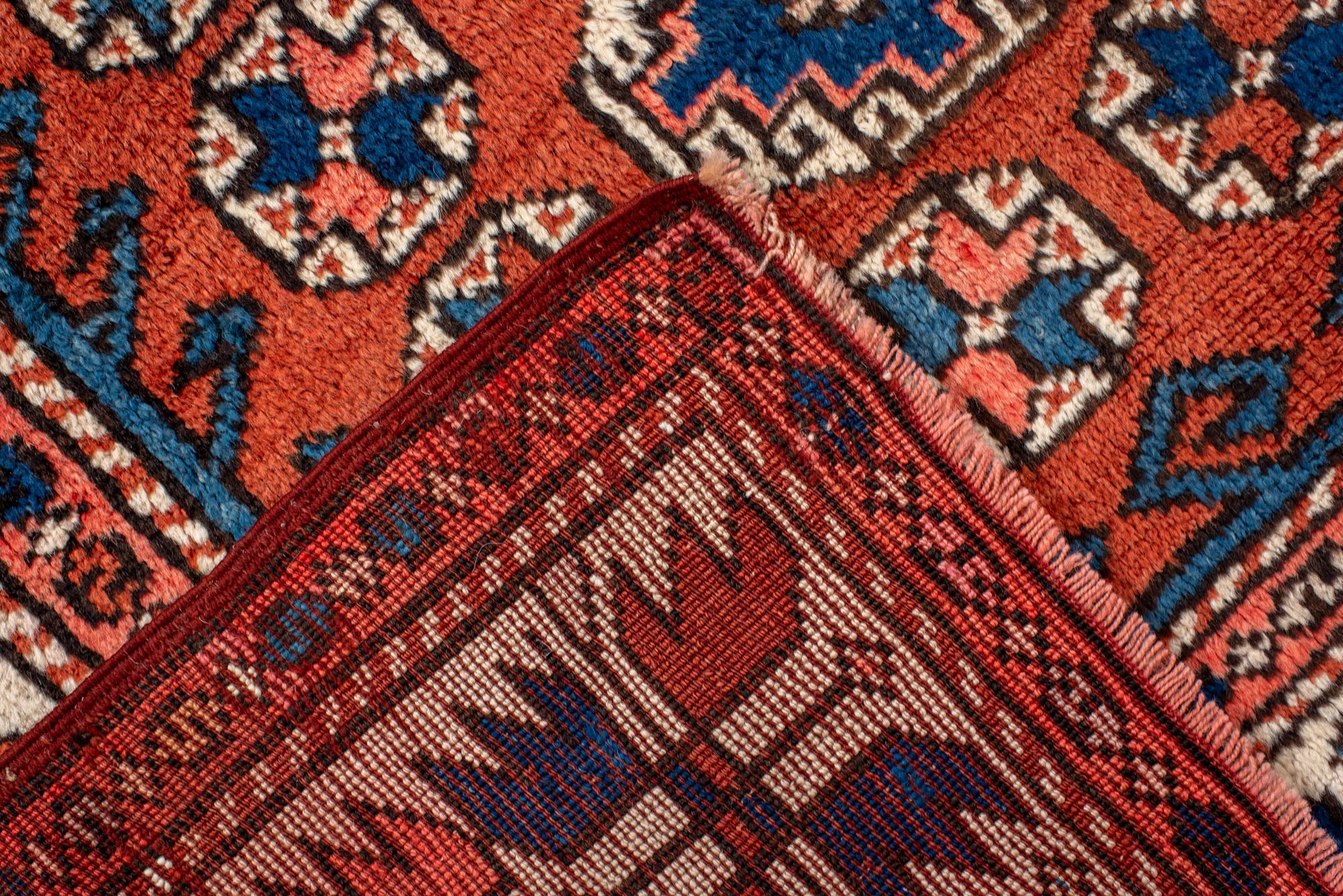 Annodato a mano Tappeto vintage Bergama con medaglione ecrù in vendita
