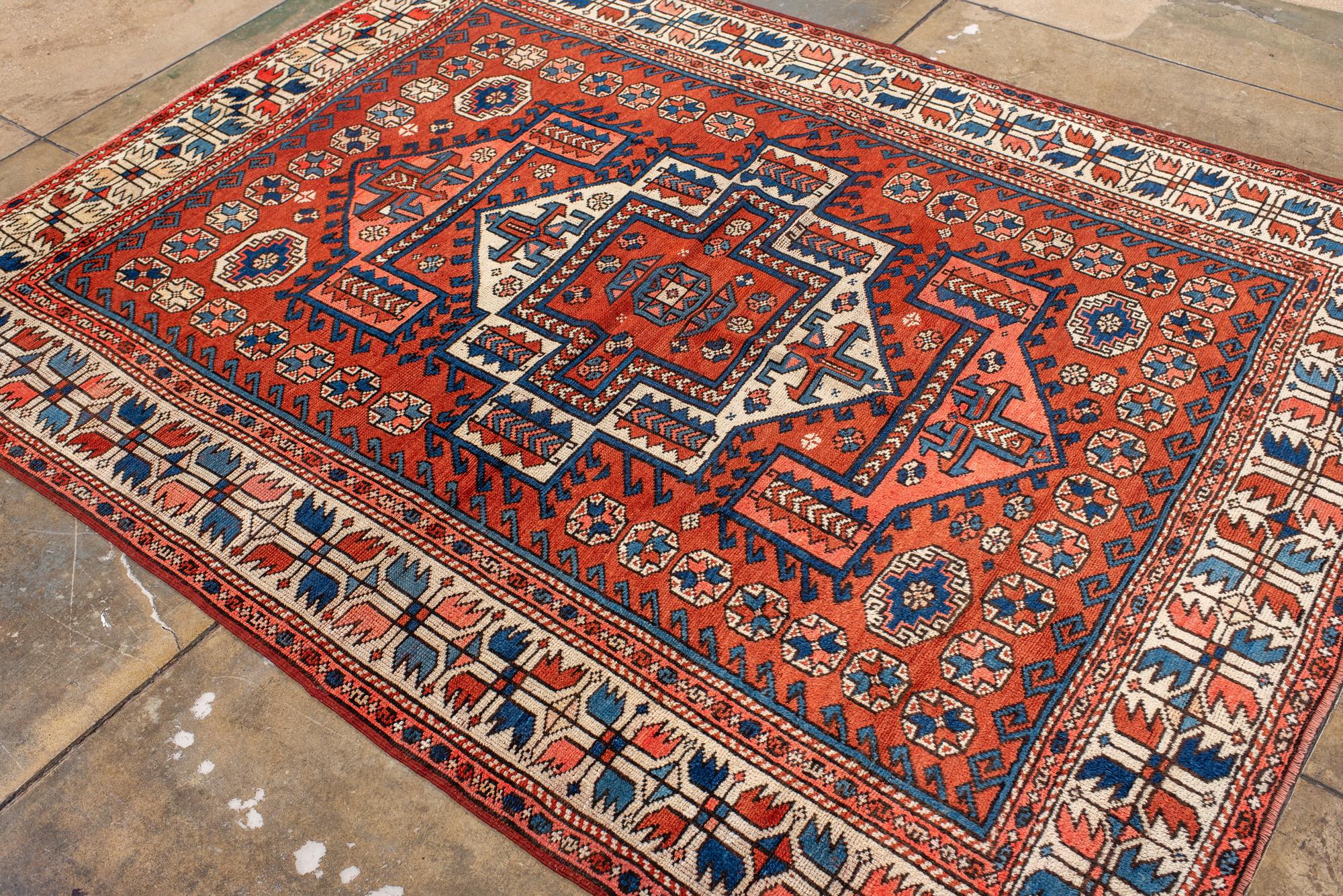 Lana Tappeto vintage Bergama con medaglione ecrù in vendita
