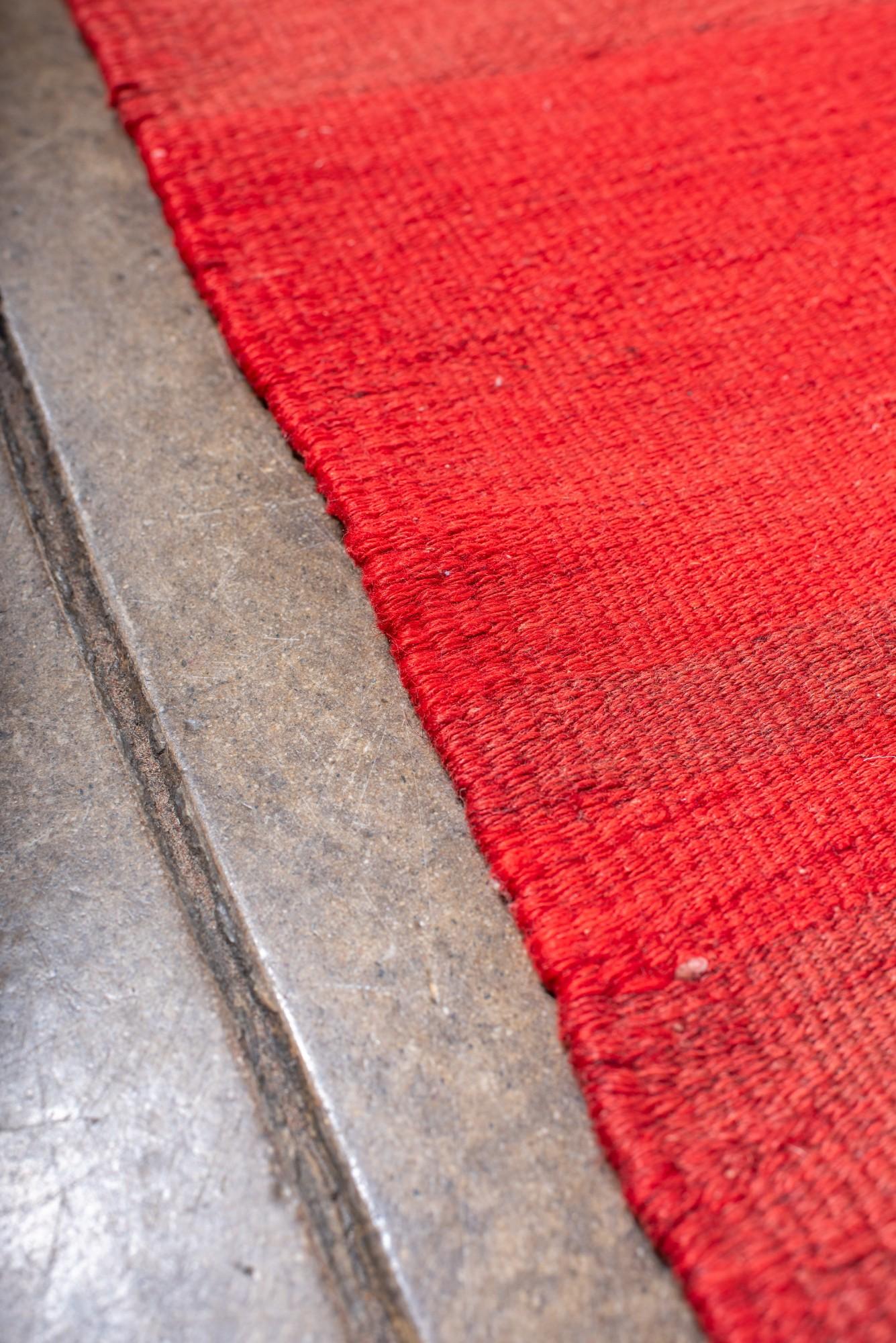 Vintage Red Monochrome Kilim In Good Condition For Sale In New York, NY