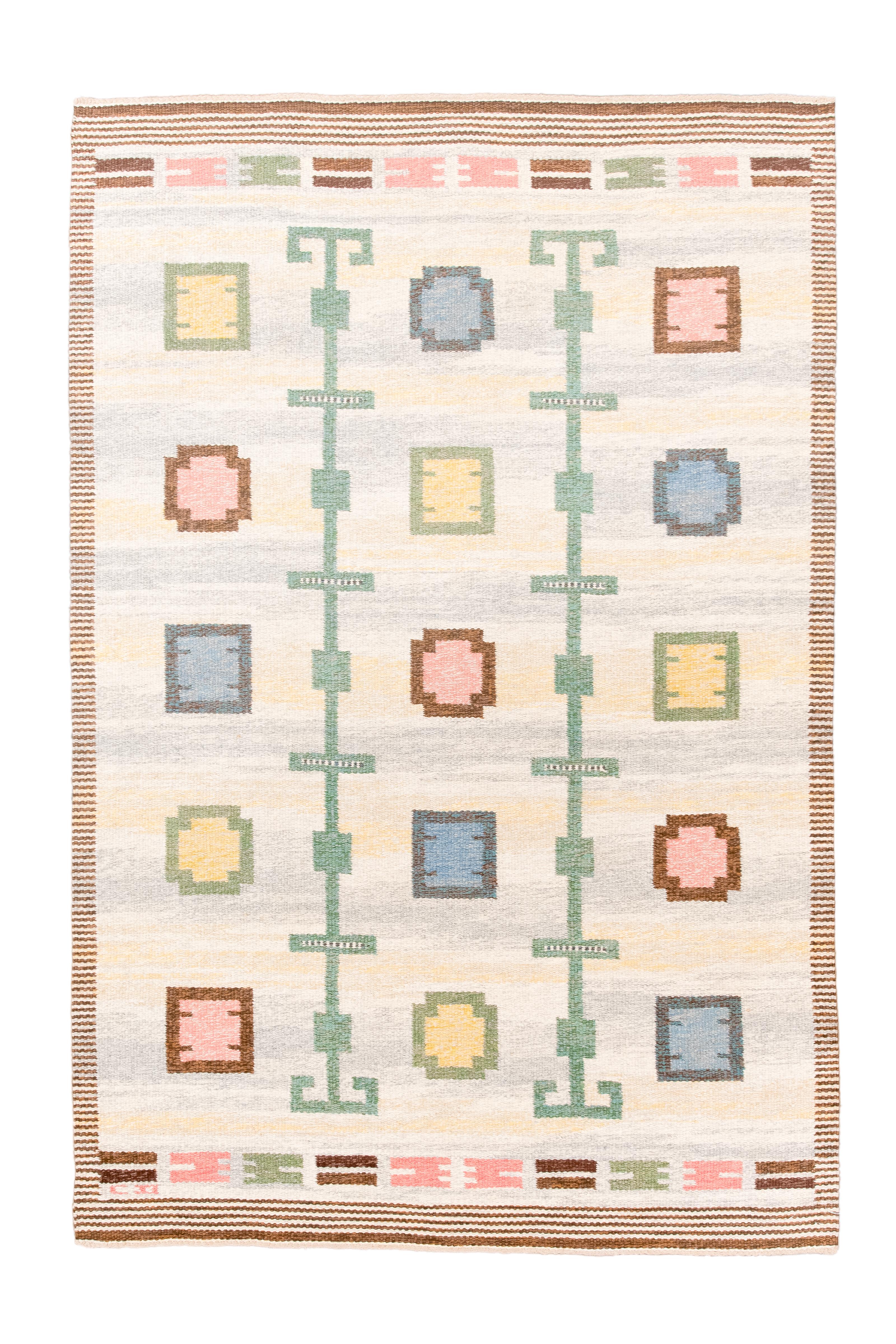 
Embarquez pour un voyage à travers l'artisanat suédois avec ce tapis suédois antique à tissage plat, aux teintes vert forêt et java, mesurant 4'6X6'6 pieds. Conçu par Carl Dangel dans les années 1950, ce chef-d'œuvre illustre l'élégance