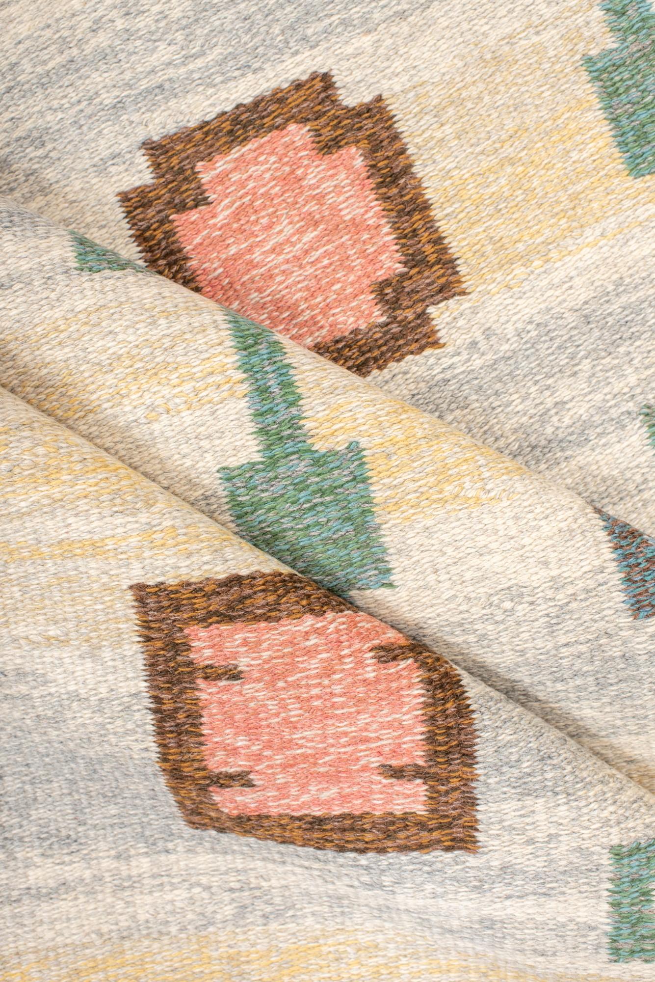 Tapis suédois vintage aux couleurs pastel en vente 1