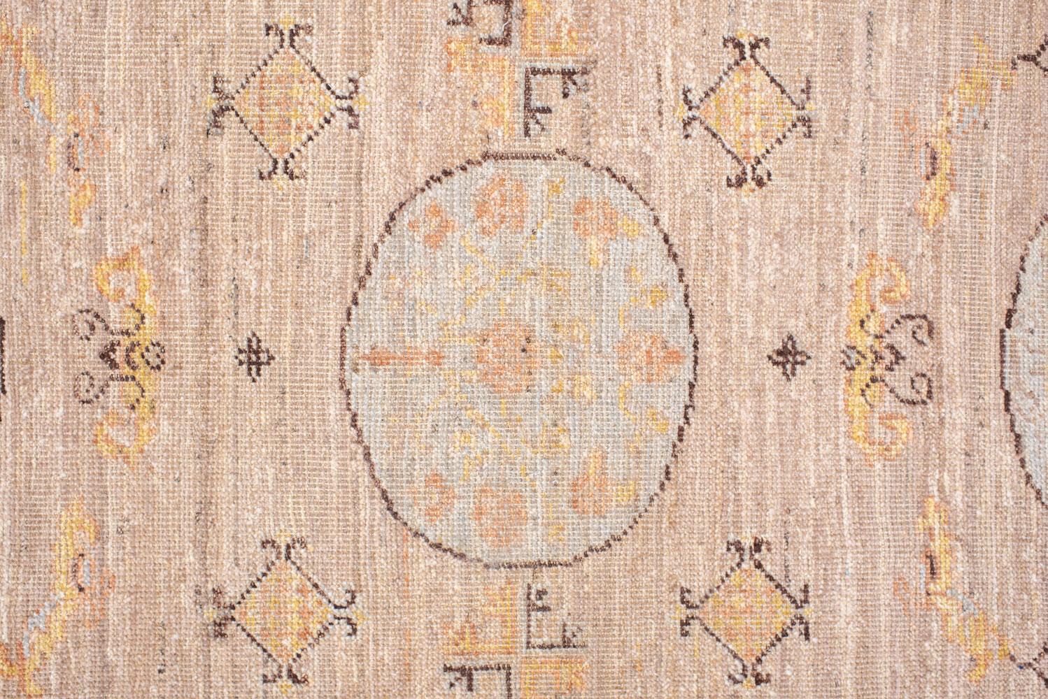 Cinese Eliko Rugs Gallery Runner Khotan con medaglioni a cinque lune in vendita