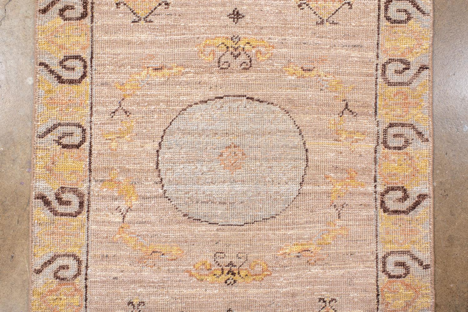 Annodato a mano Eliko Rugs Gallery Runner Khotan con medaglioni a cinque lune in vendita