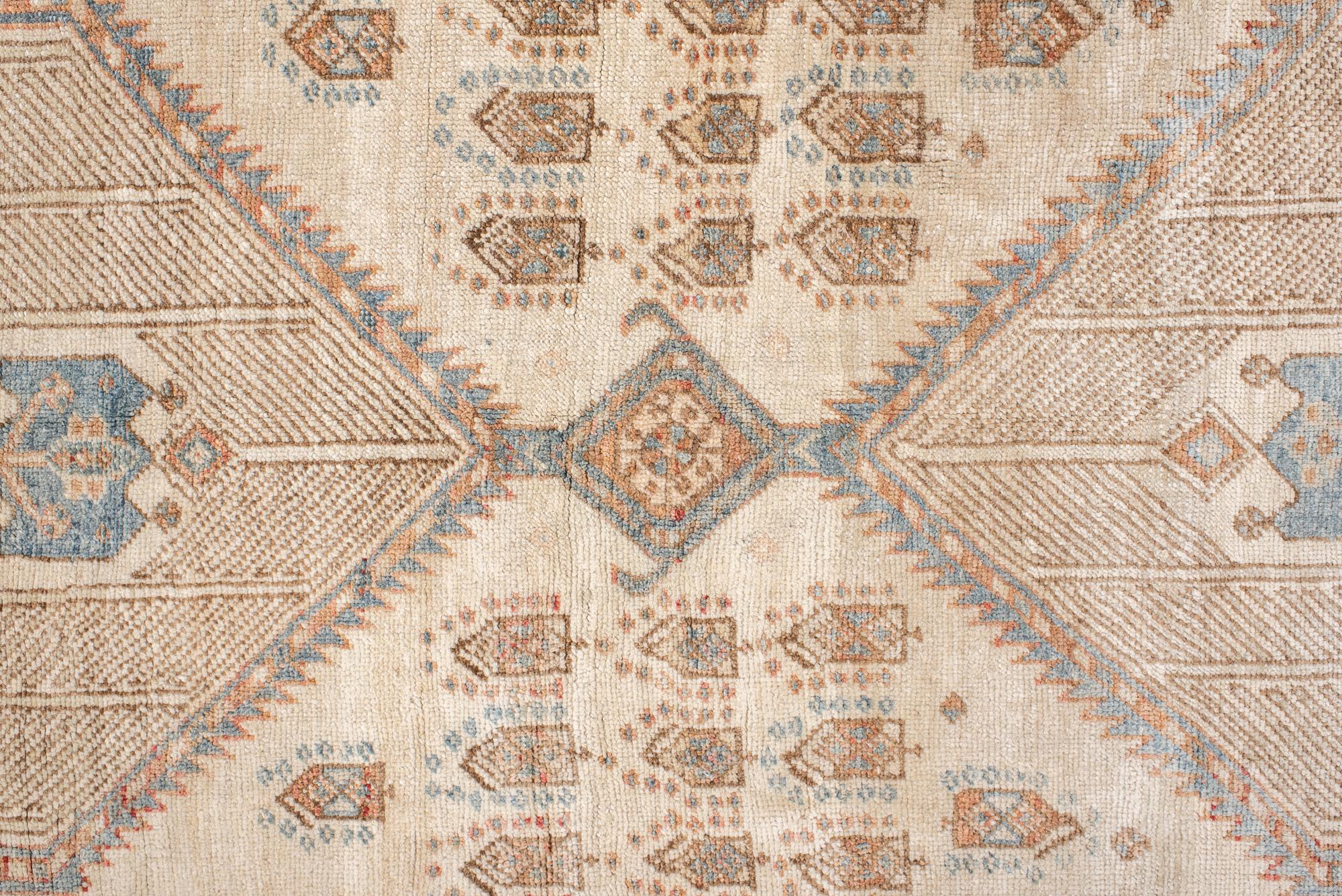 Antiker langer Sarab-Teppich mit Anhängern und Medaillons (Persisch)