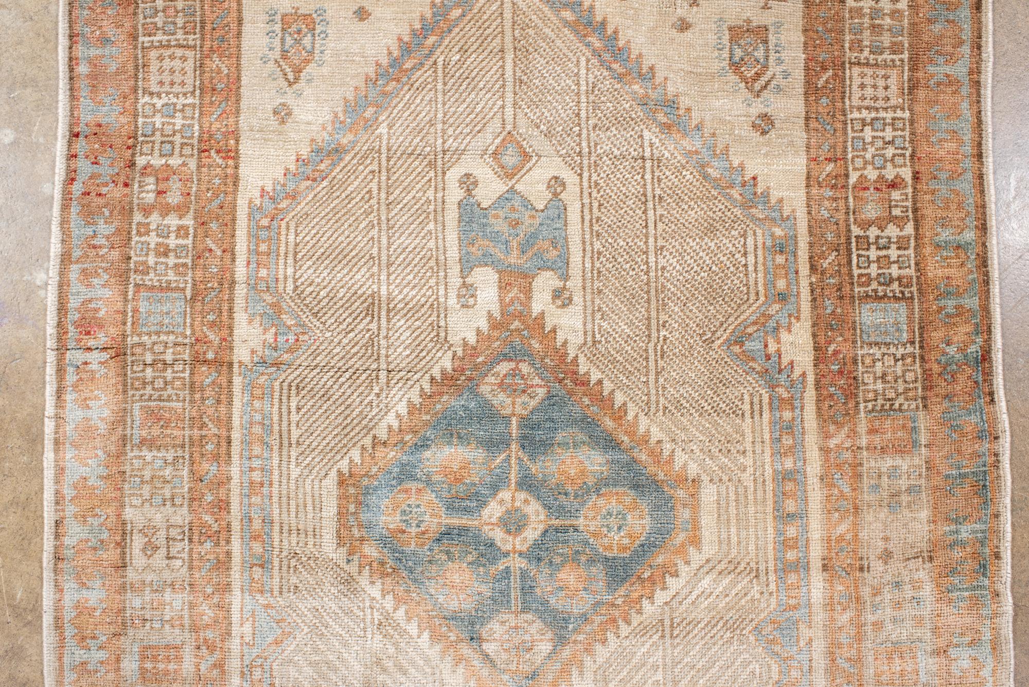 Antiker langer Sarab-Teppich mit Anhängern und Medaillons (Handgeknüpft)