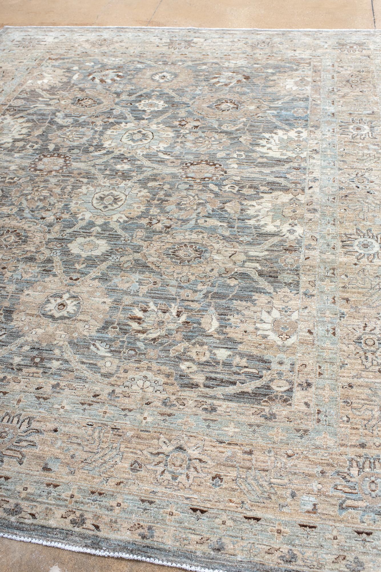 Il campo fortemente abraso è coperto da grandi palmette erette e pigre legate da una forte arabescatura, con piccoli fiori a campana, rosette e foglie sparse all'interno. Bordo in stile striscia ugualmente abraso con palmette. 

Dimensioni del
