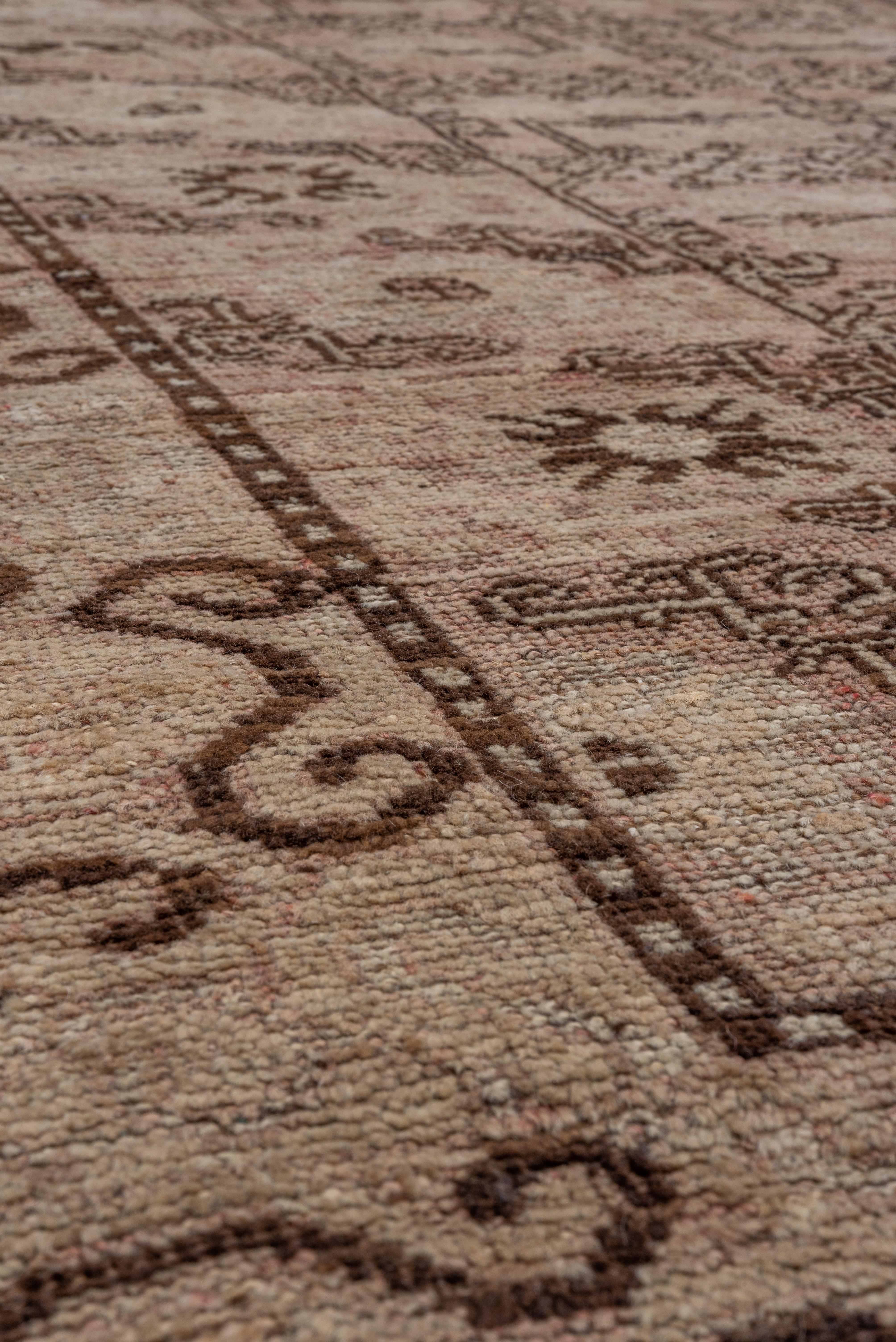 I tappeti antichi di Khotan sono squisiti tessuti a mano provenienti dall'antica città di Khotan, situata lungo la famosa Via della Seta in quella che oggi è la regione dello Xinjiang, nella Cina occidentale. Questi tappeti hanno una ricca storia