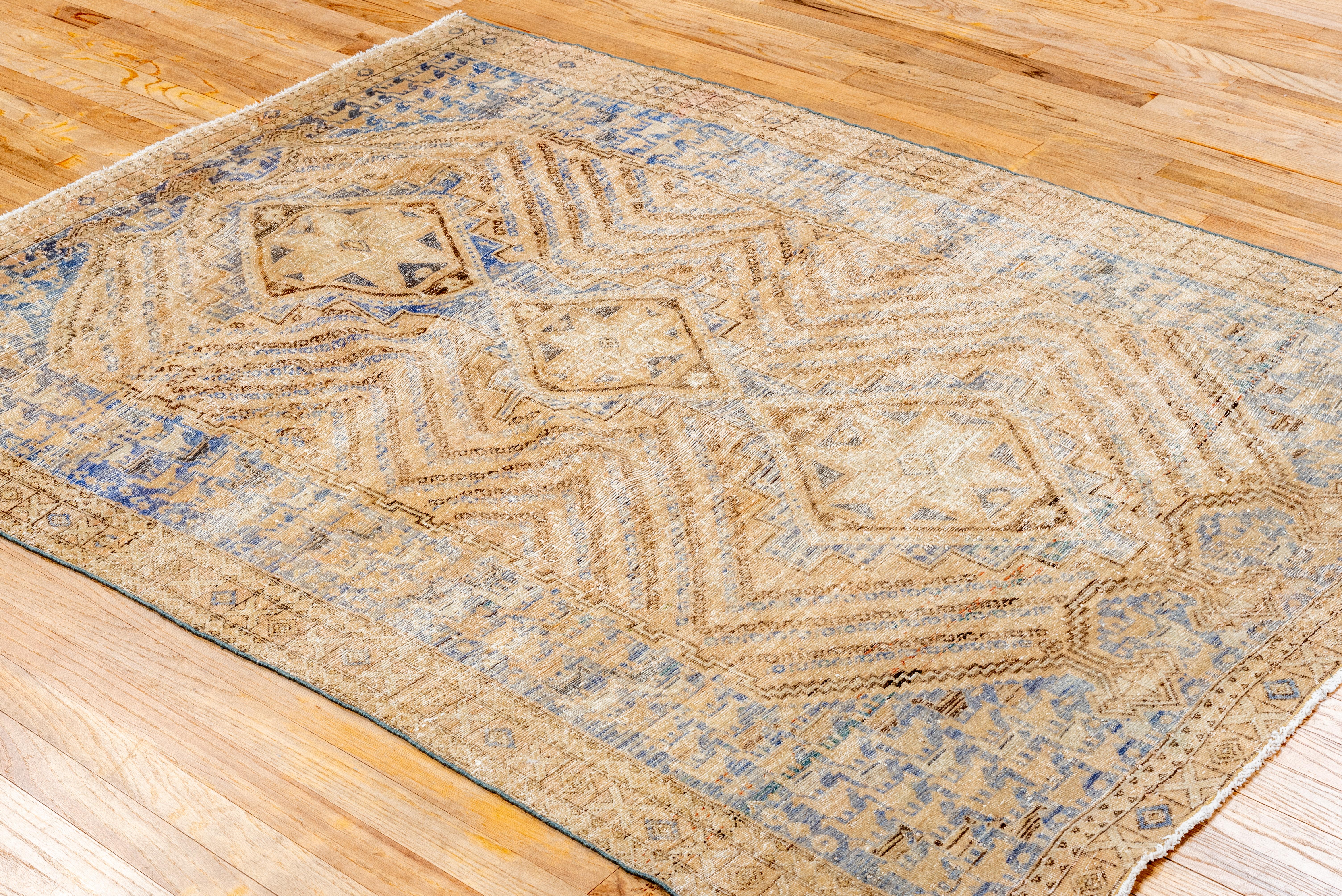 Afshar-Teppiche  sind eine Art handgewebter Teppich, der traditionell vom Stamm der Afshar im Iran hergestellt wird. Das Volk der Afscharen ist eine halbnomadische Gruppe, die hauptsächlich in der südöstlichen Region des Iran, der Provinz Kerman,