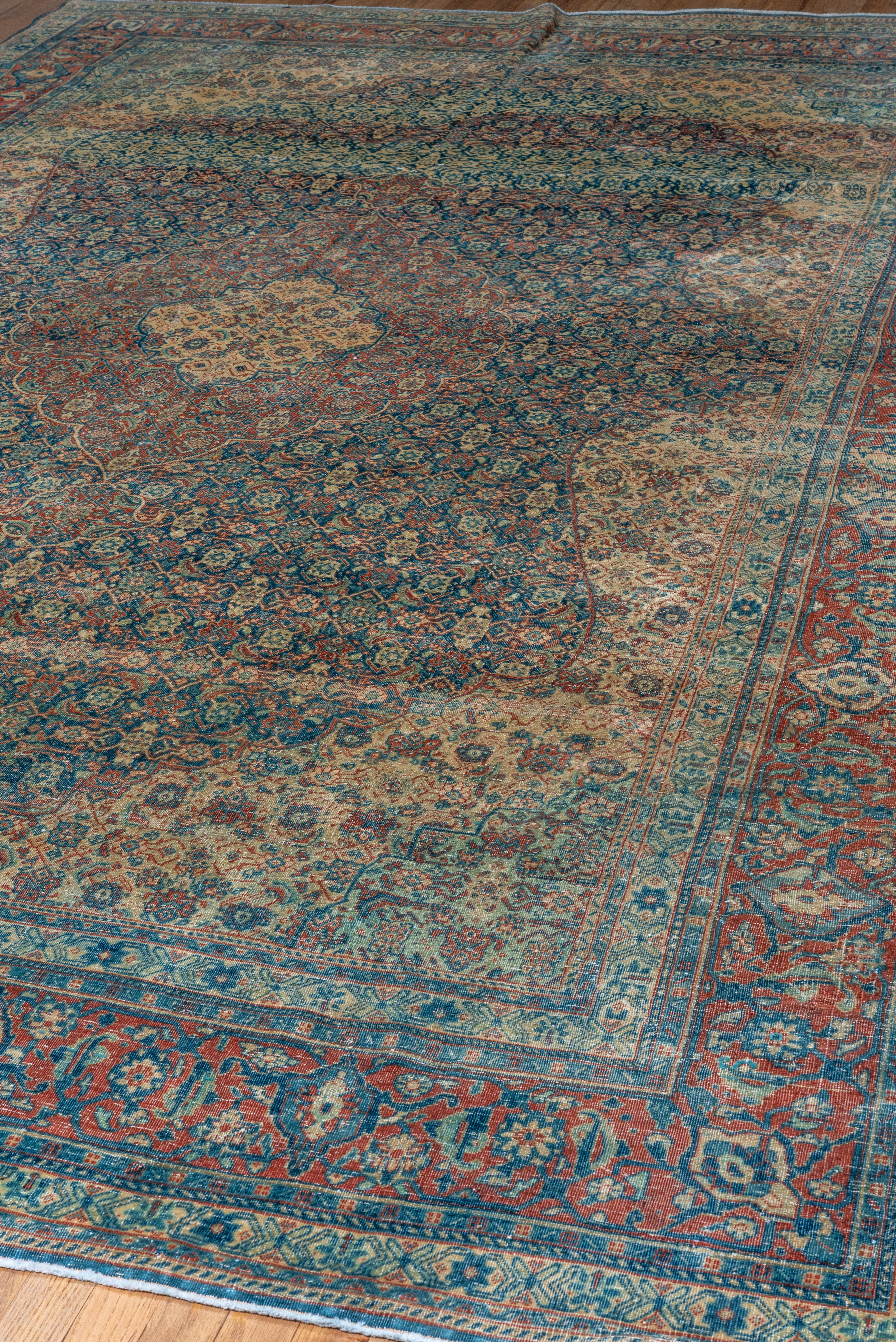 Fein gewebter antiker Täbris-Teppich von David Ariel in Blau- und Rottönen (Tabriz) im Angebot