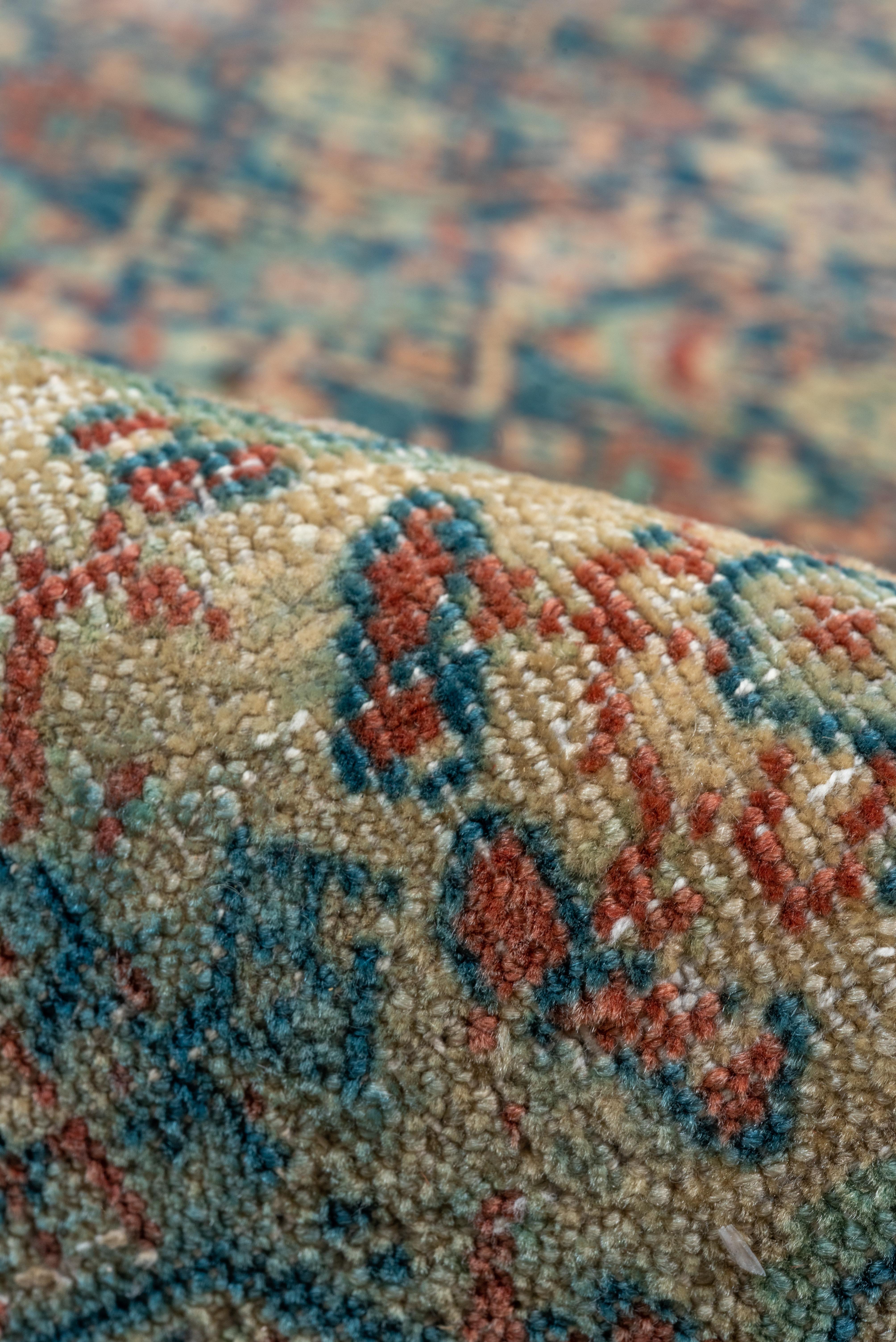 Fein gewebter antiker Täbris-Teppich von David Ariel in Blau- und Rottönen (Wolle) im Angebot