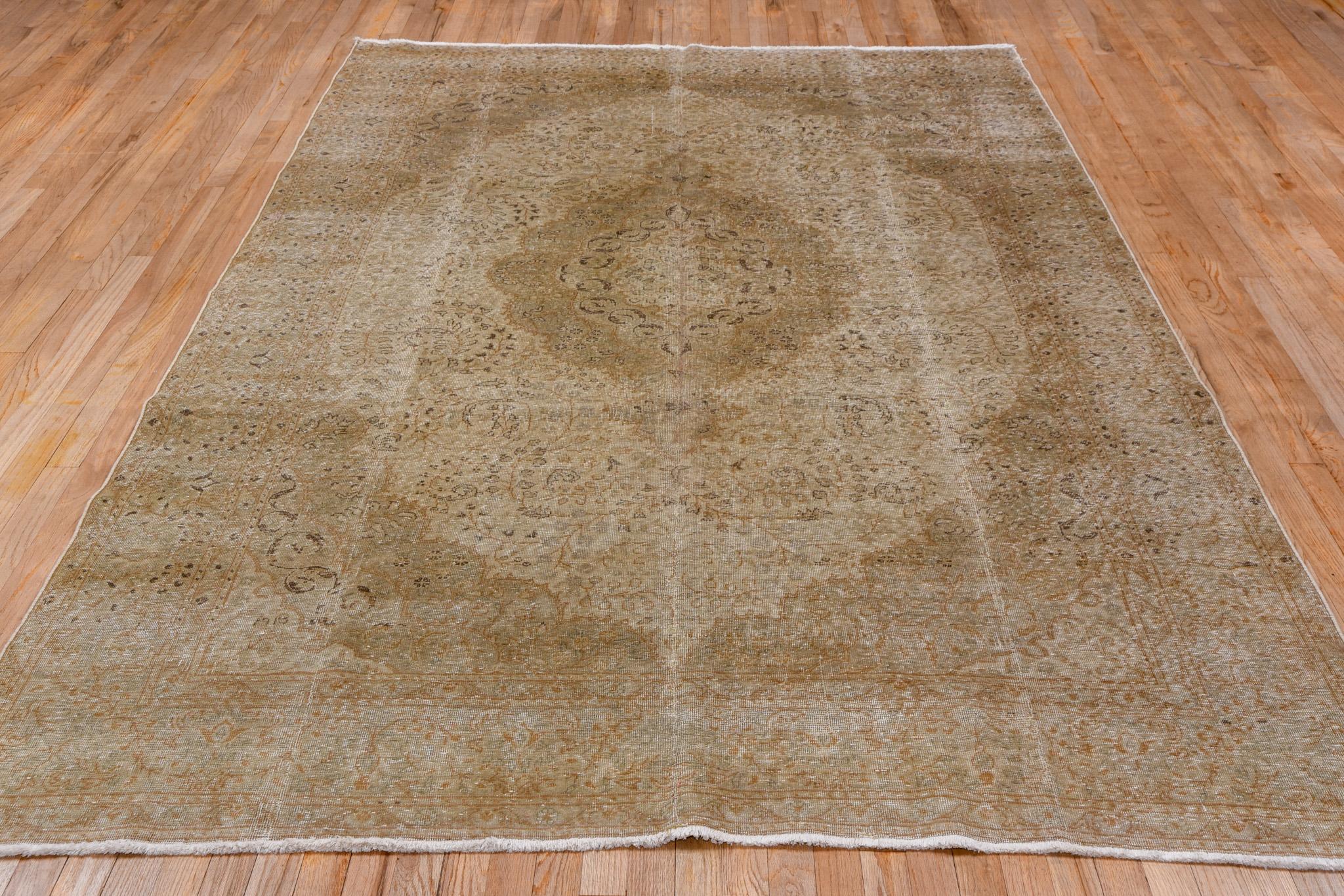 Antike türkische Sivas-Teppiche sind eine Art von handgewebten Teppichen, die aus der Stadt Sivas in der Türkei stammen. Die Stadt Sivas in Zentralanatolien blickt auf eine jahrhundertelange Geschichte der Teppichweberei zurück. Diese Teppiche sind
