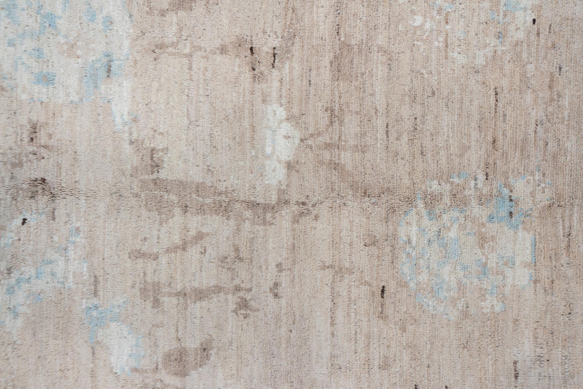 Eliko Rugs by David Ariel Moderner Tulu-Teppich, Hellbraunes Feld (Afghanisch) im Angebot