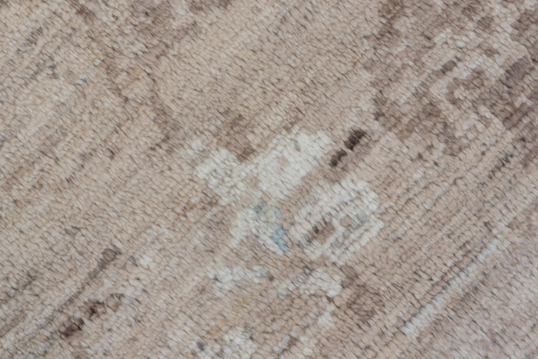 Eliko Rugs by David Ariel Moderner Tulu-Teppich, Hellbraunes Feld (Handgeknüpft) im Angebot