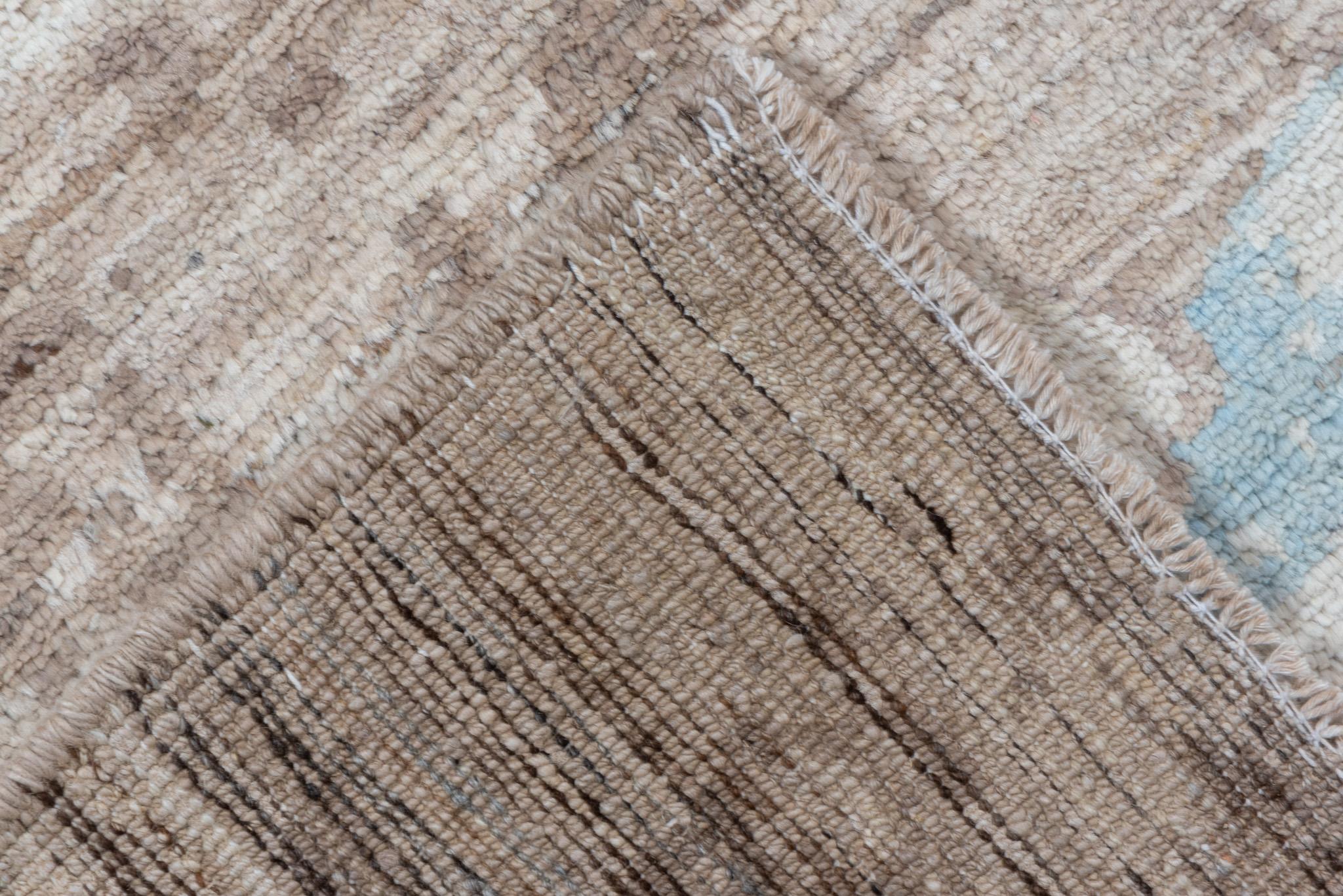 Eliko Rugs by David Ariel Moderner Tulu-Teppich, Hellbraunes Feld im Zustand „Hervorragend“ im Angebot in New York, NY