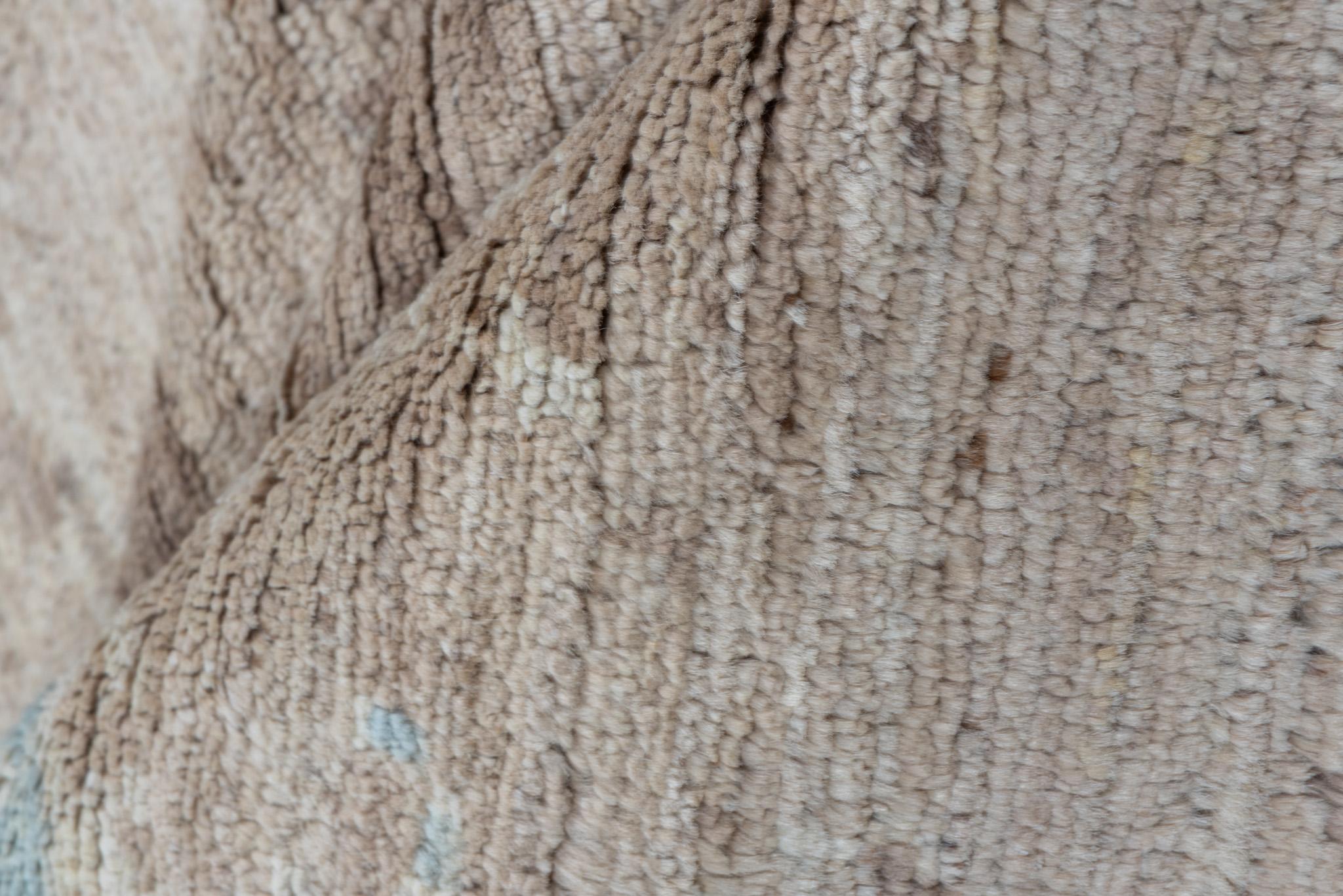 Eliko Rugs by David Ariel Moderner Tulu-Teppich, Hellbraunes Feld (21. Jahrhundert und zeitgenössisch) im Angebot