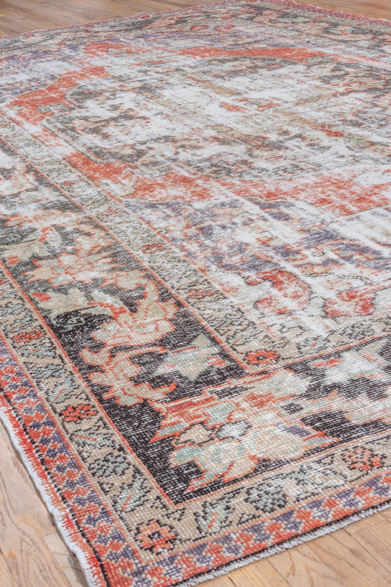 Ein Oushak-Teppich ist eine Art traditioneller türkischer Teppich, der für seinen einzigartigen Stil und sein einzigartiges Design bekannt ist. Oushak-Teppiche, auch Ushak-Teppiche genannt, sind nach der Stadt Oushak in der Westtürkei benannt, die
